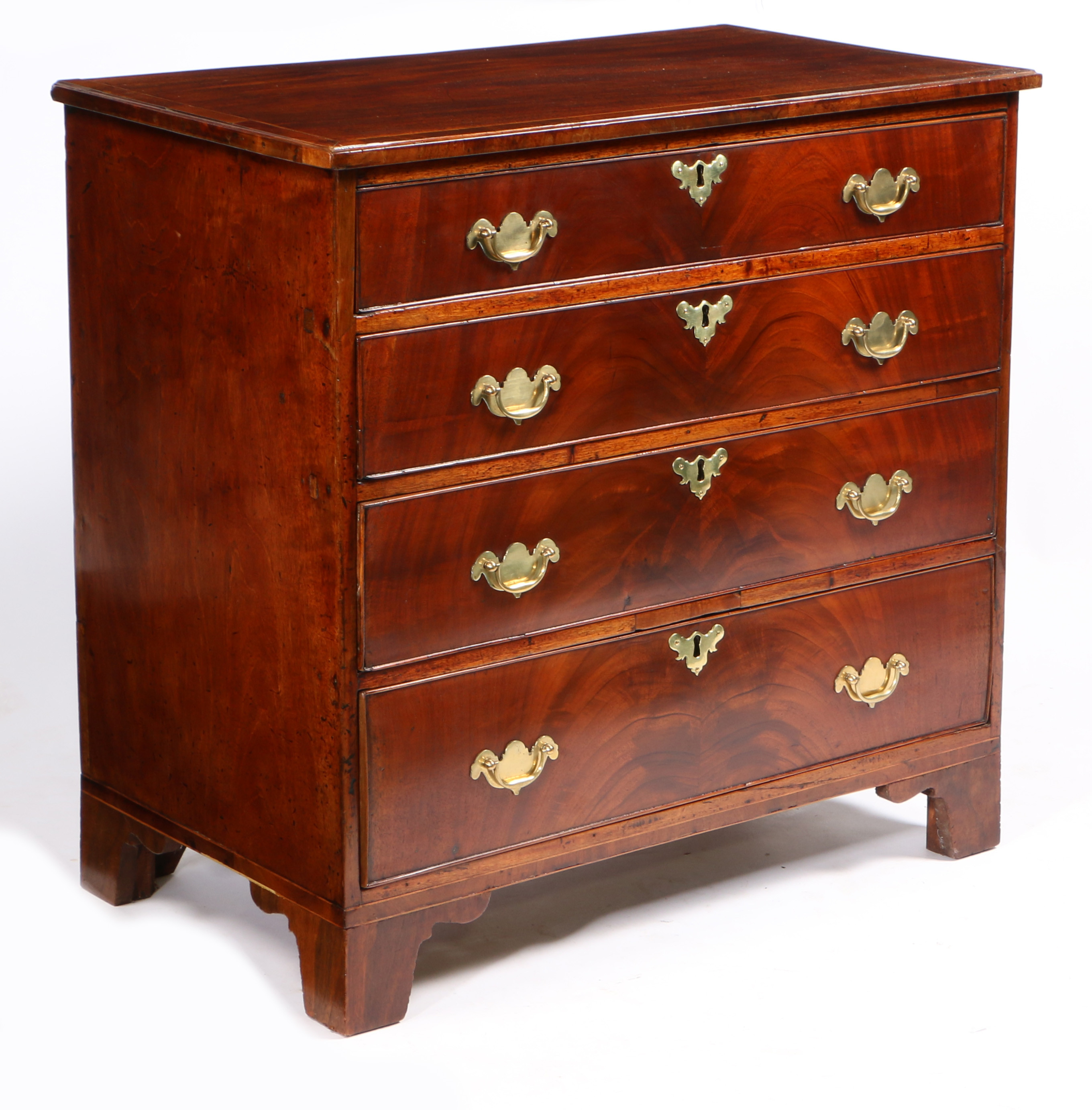 A GEORGE III MAHOGANY CHEST OF DRAWERS.