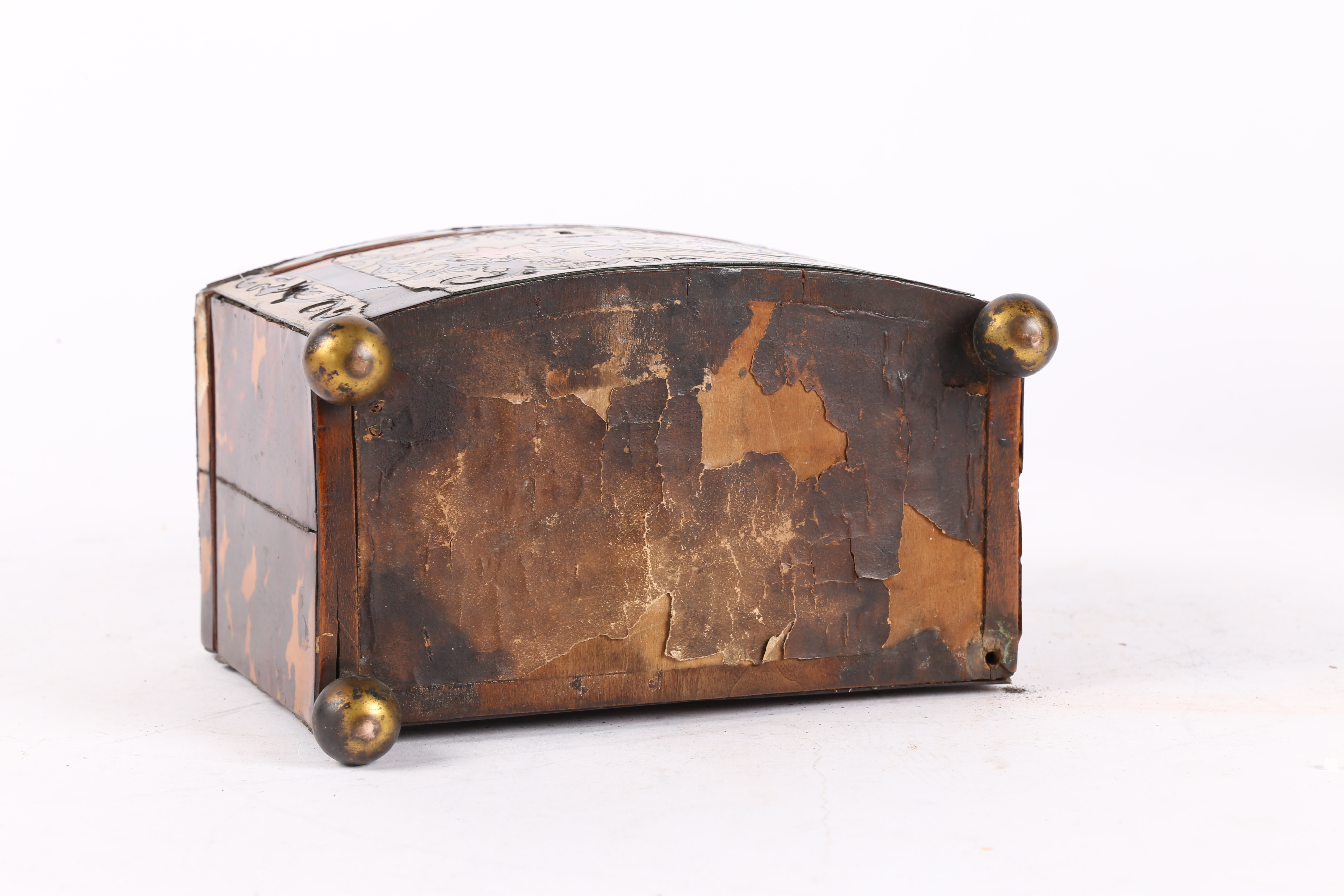 A 19TH CENTURY TORTOISESHELL AND BRASS TEA CADDY. - Image 10 of 10