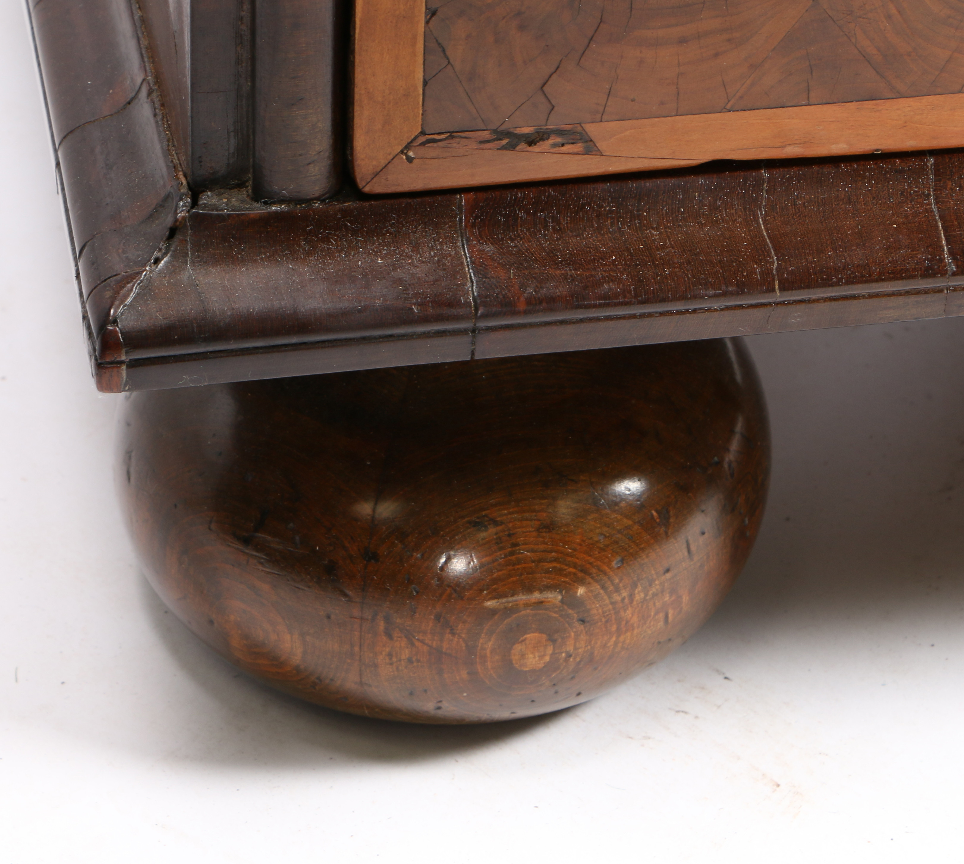 A WILLIAM AND MARY LABURNUM OYSTER VENEERED CHEST OF DRAWERS. - Image 8 of 8