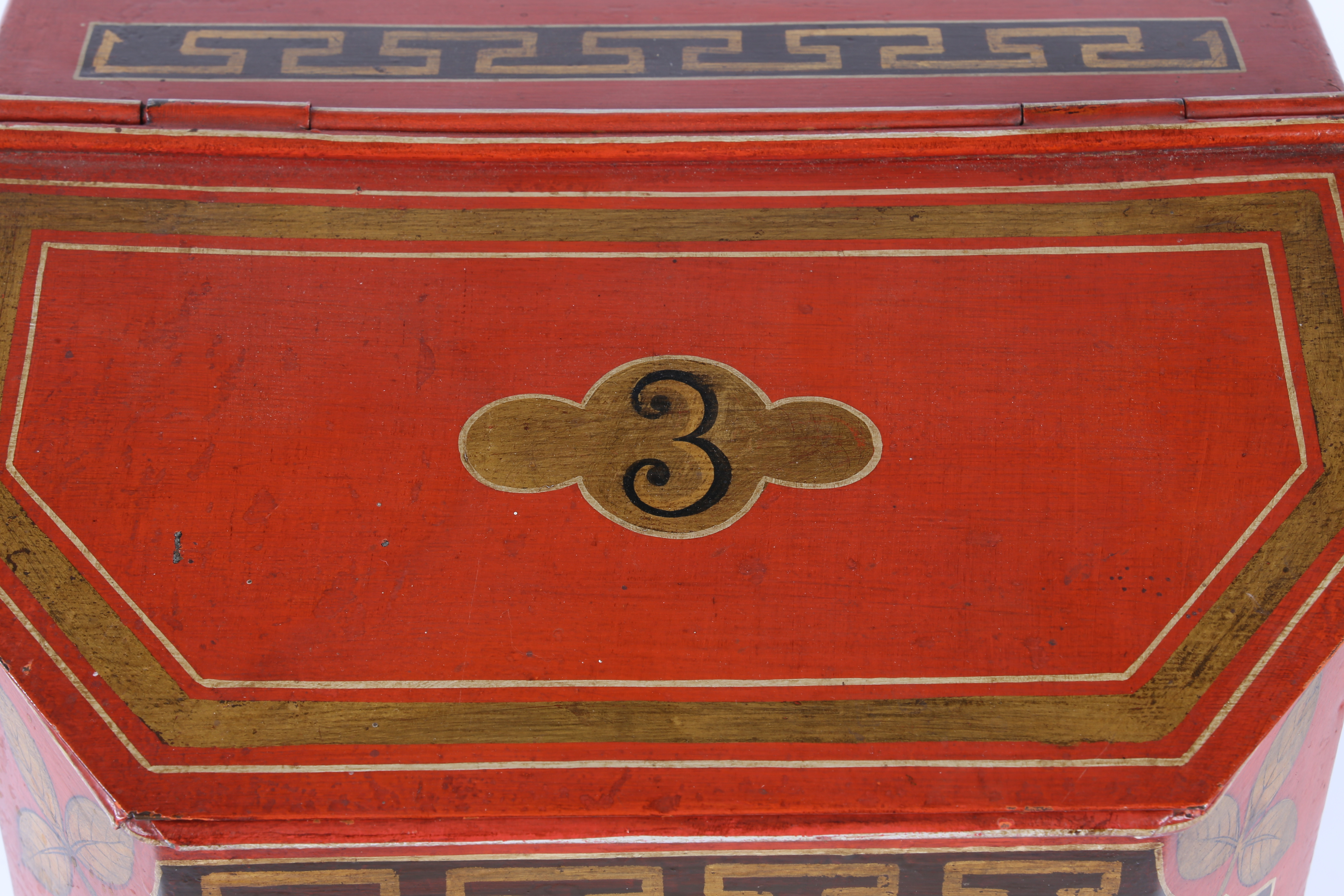 A LARGE 19TH CENTURY SHOP KEEPERS RED TOLEWARE TEA TIN. - Image 2 of 8