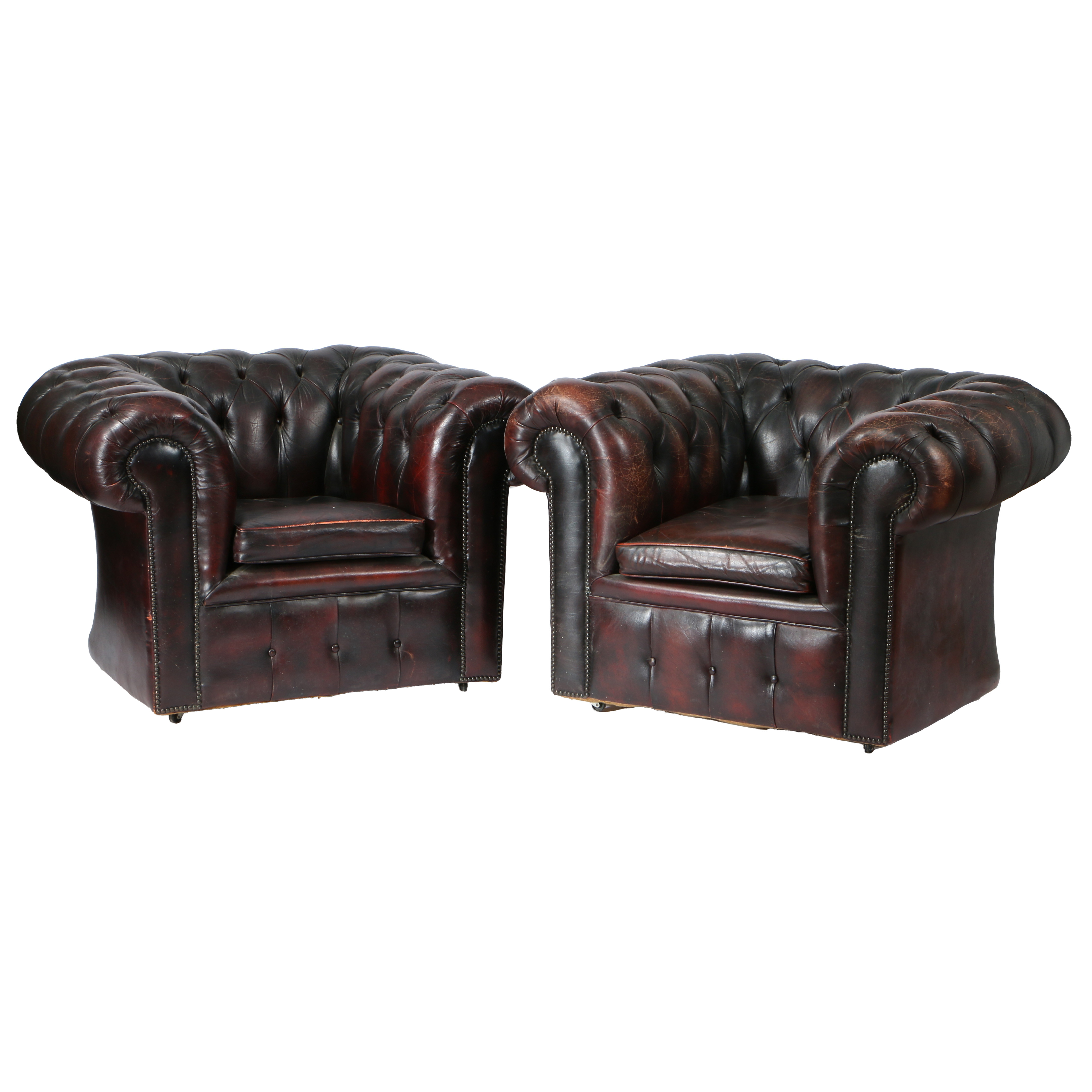 A PAIR OF 20TH CENTURY LEATHER CHESTERFIELD ARMCHAIRS.