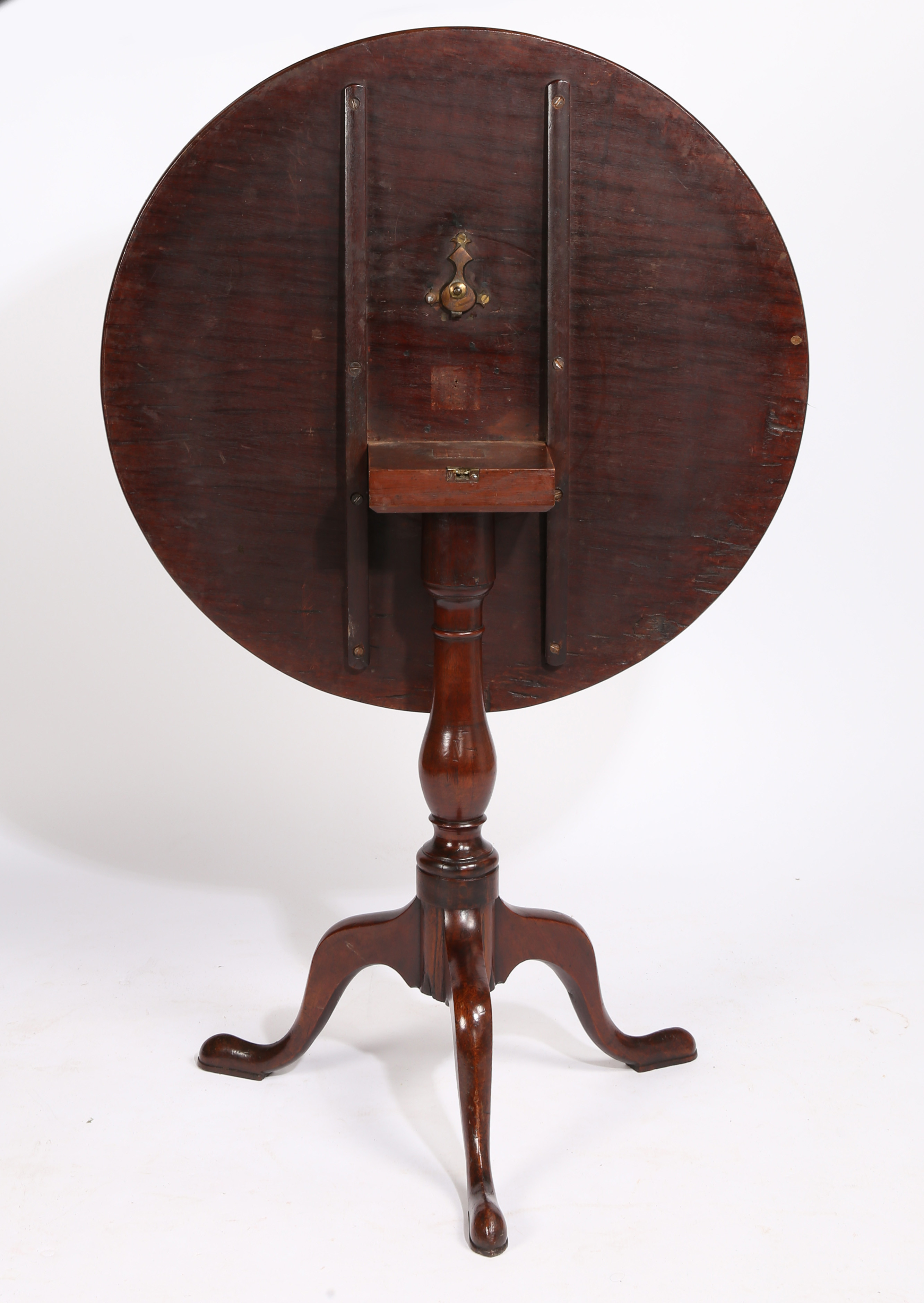 A 19TH CENTURY MAHOGANY AND SATINWOOD BANDED OCCASIONAL TABLE. - Image 4 of 4