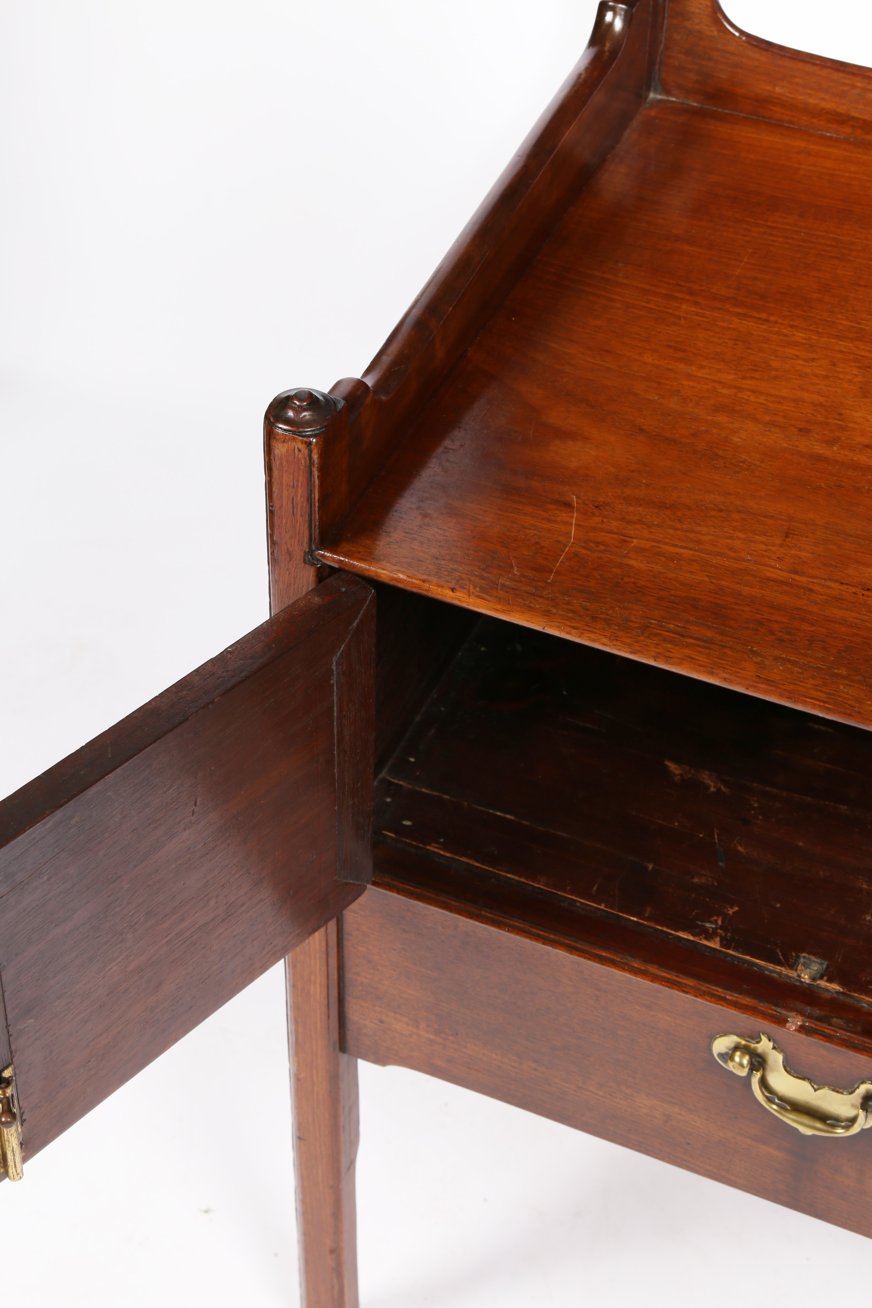 A GEORGE III MAHOGANY TRAY TOP COMMODE. - Image 3 of 5