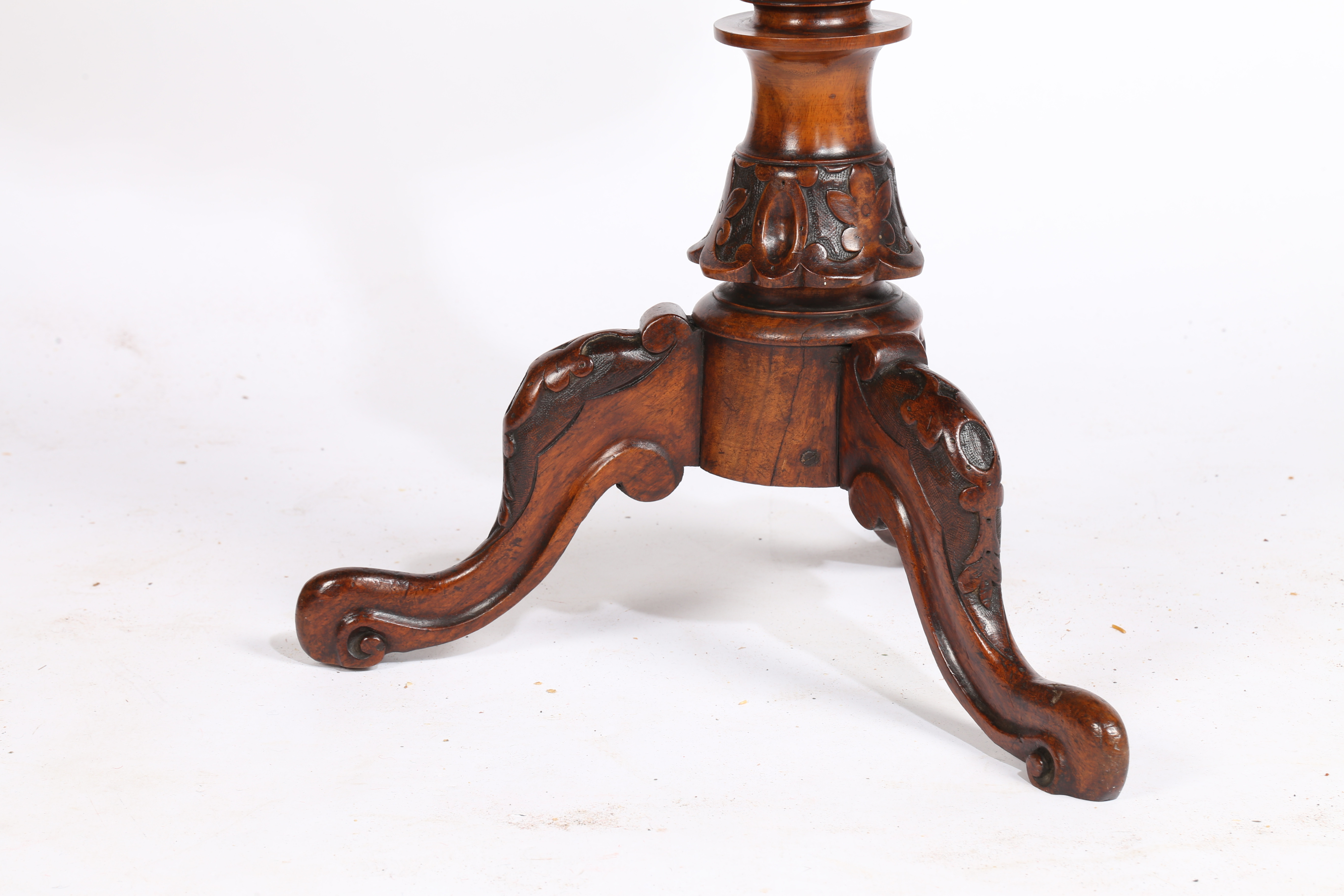 A VICTORIAN WALNUT OCCASIONAL TABLE. - Image 5 of 5