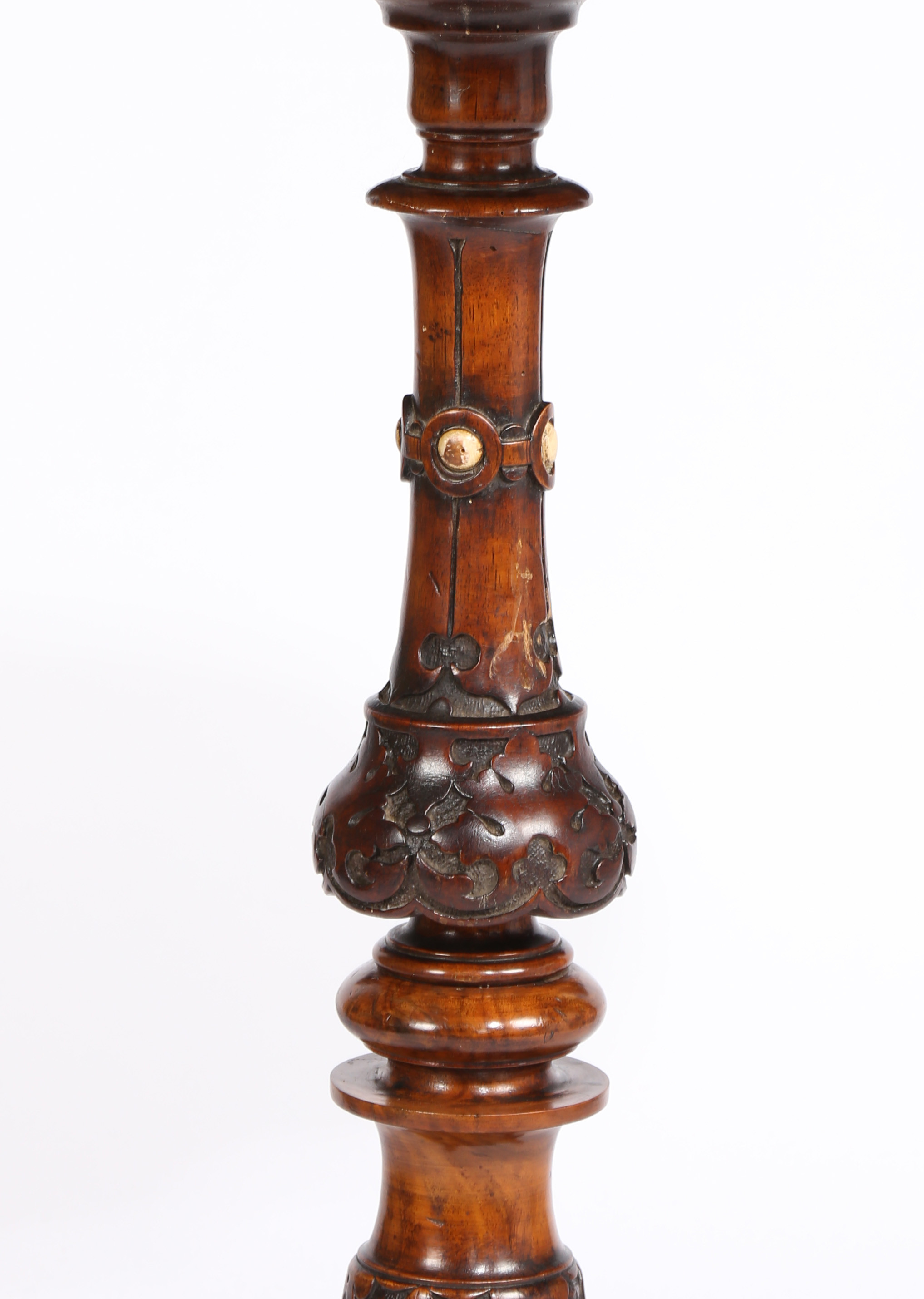 A VICTORIAN WALNUT OCCASIONAL TABLE. - Image 2 of 5