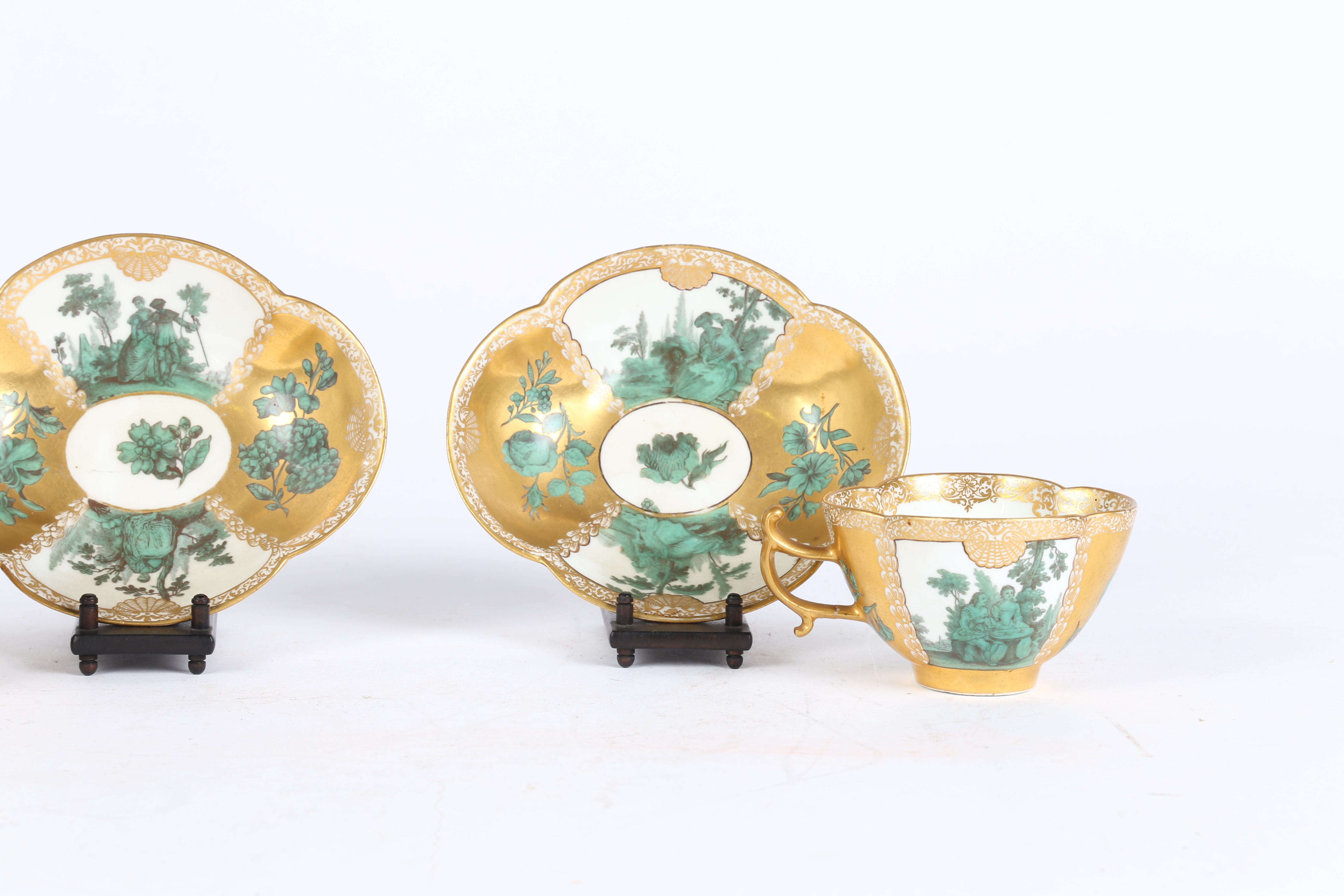 A PAIR OF MEISSEN GOLD-GROUND CUPS AND SAUCERS, CIRCA 1747. - Image 3 of 9