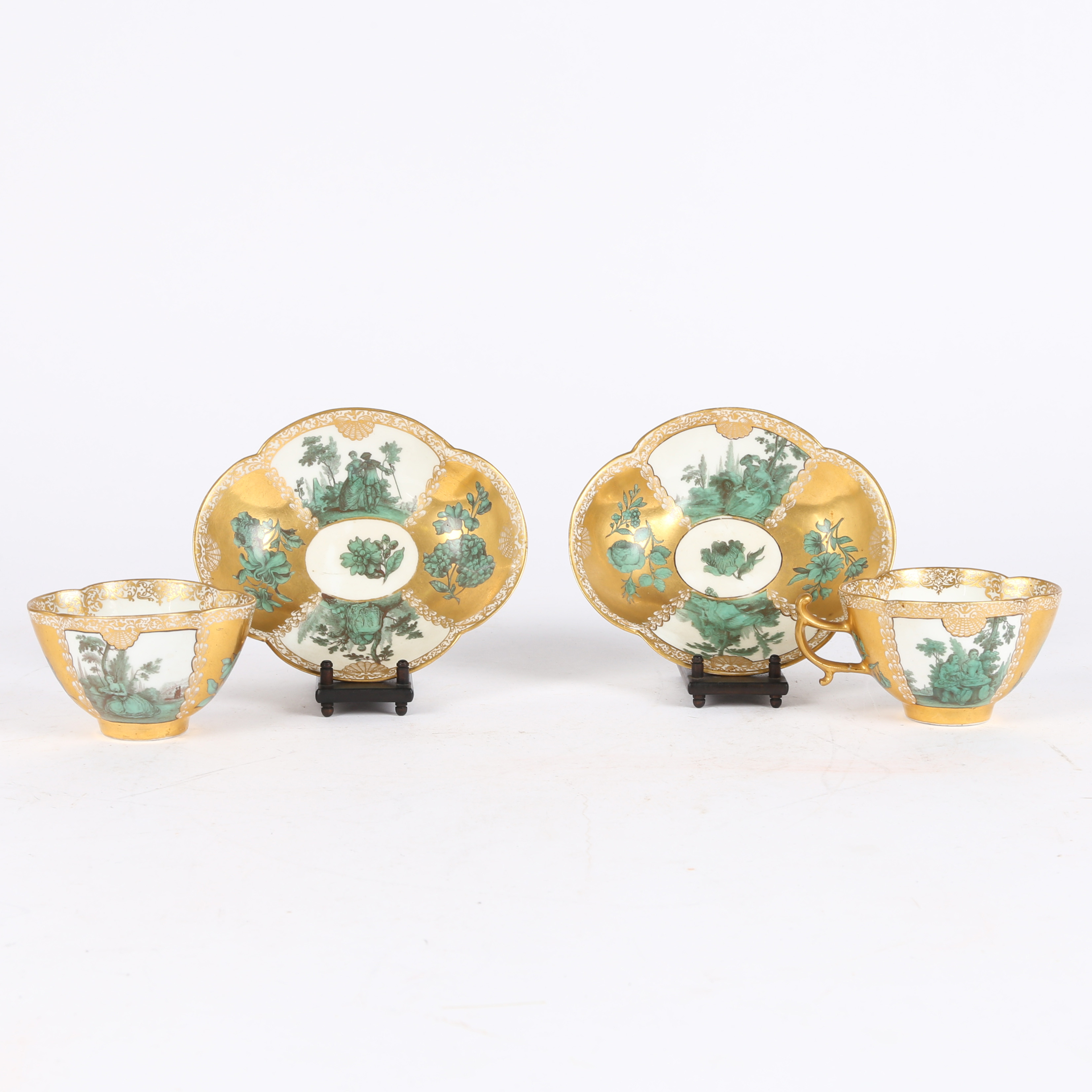 A PAIR OF MEISSEN GOLD-GROUND CUPS AND SAUCERS, CIRCA 1747.