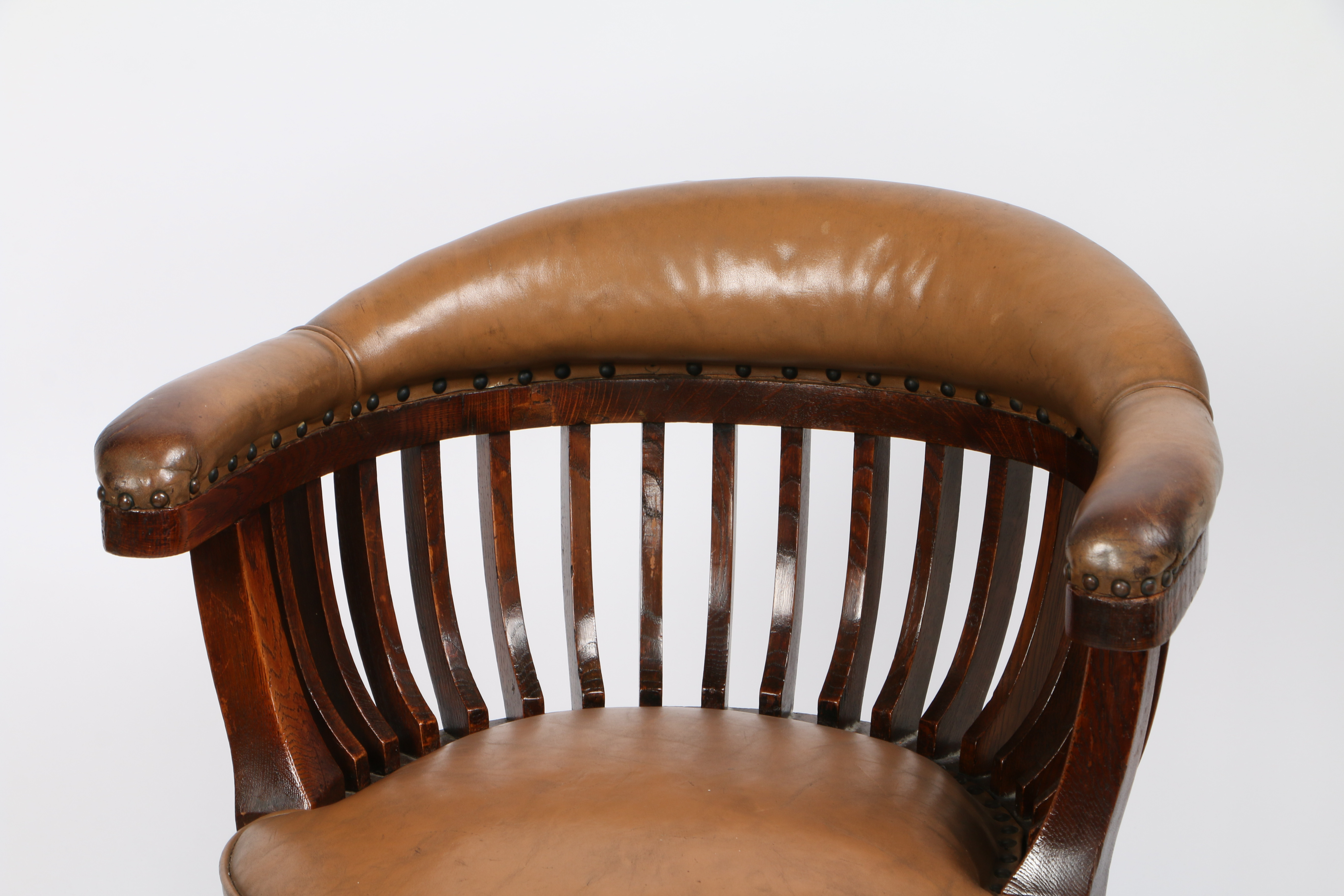 AN EARLY 20TH CENTURY OAK AND LEATHER CAPTAIN'S SWIVEL DESK CHAIR. - Image 2 of 7