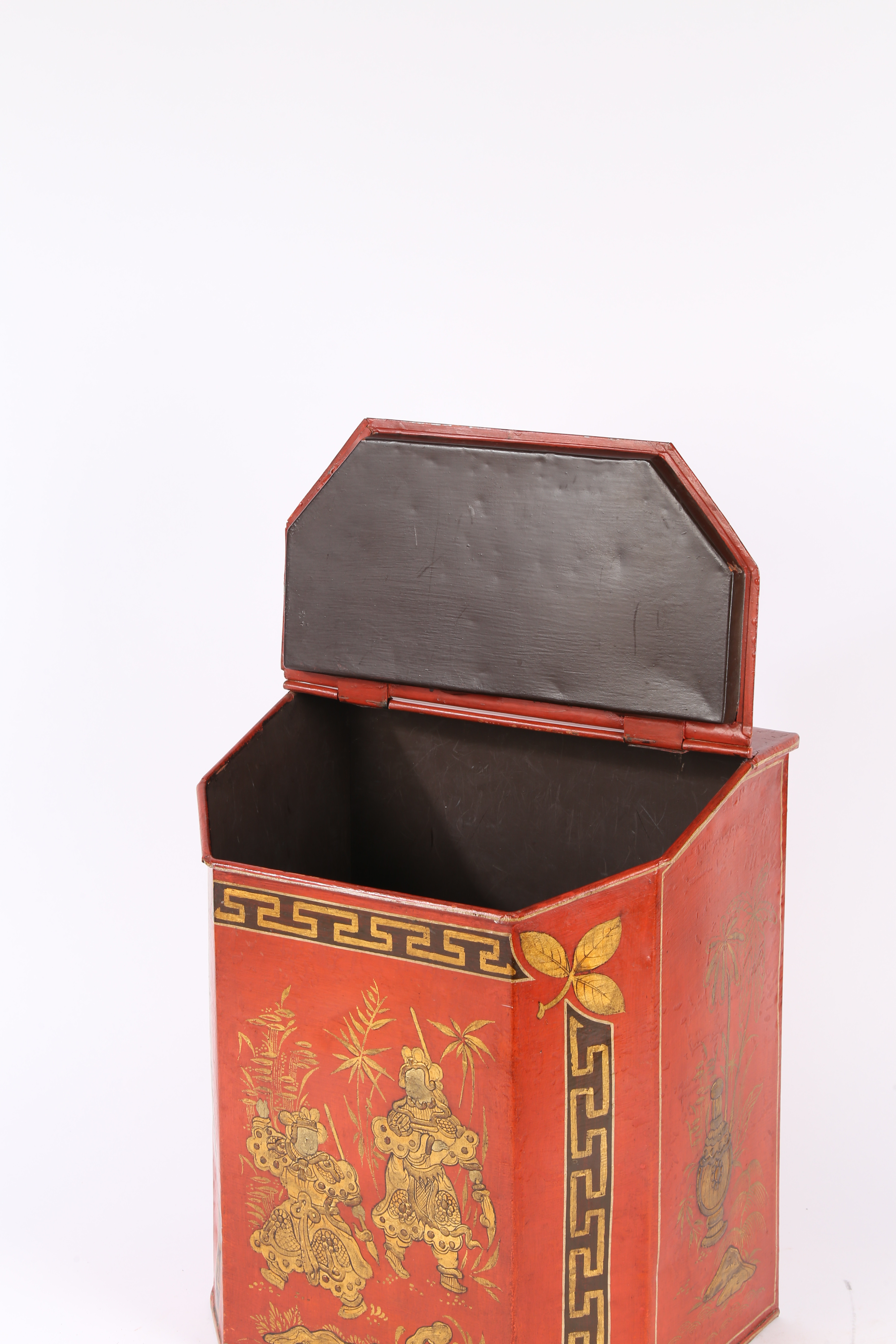 A LARGE 19TH CENTURY SHOP KEEPERS RED TOLEWARE TEA TIN. - Image 4 of 8