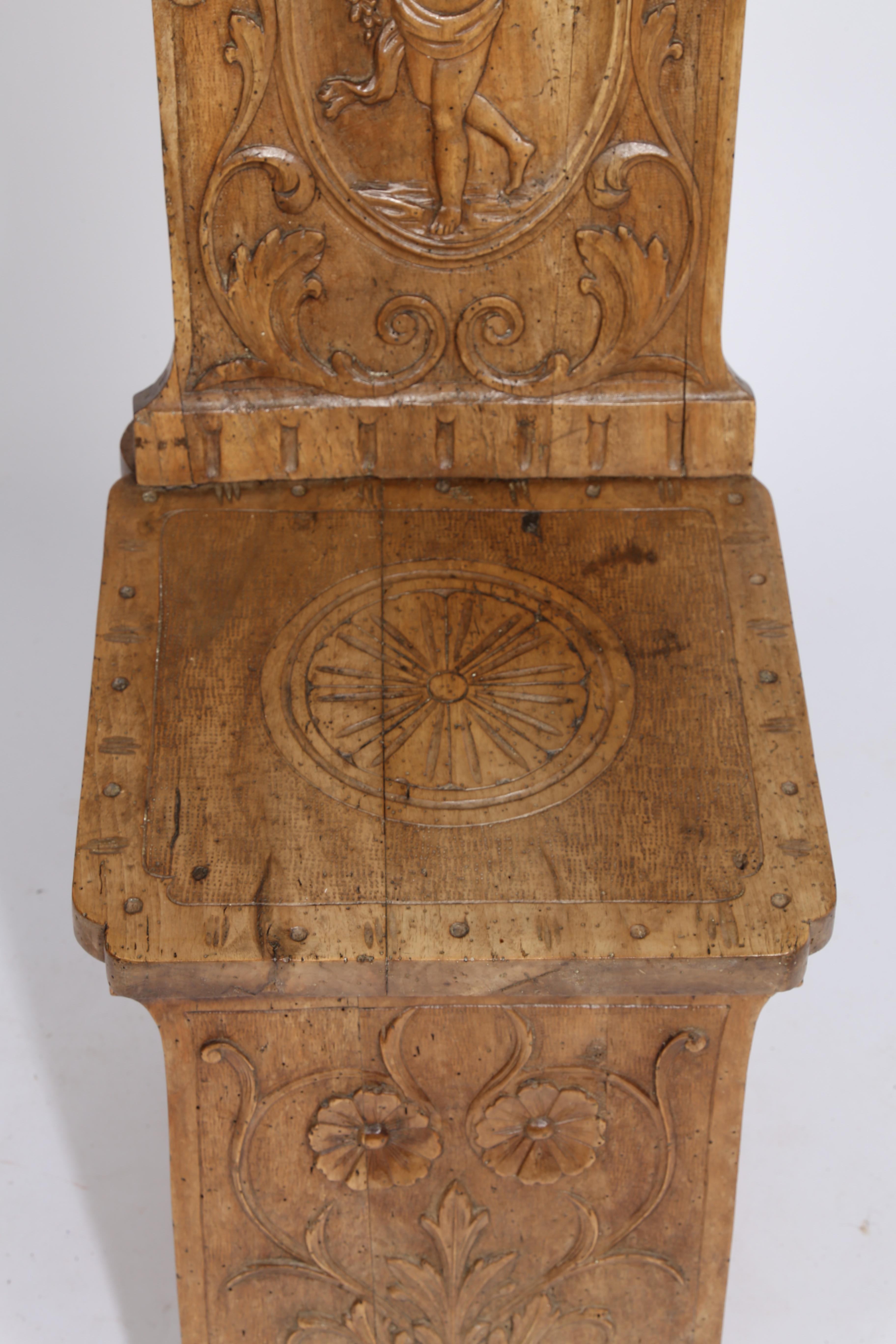 AN 18TH CENTURY ITALIAN WALNUT CHAIR. - Image 4 of 8