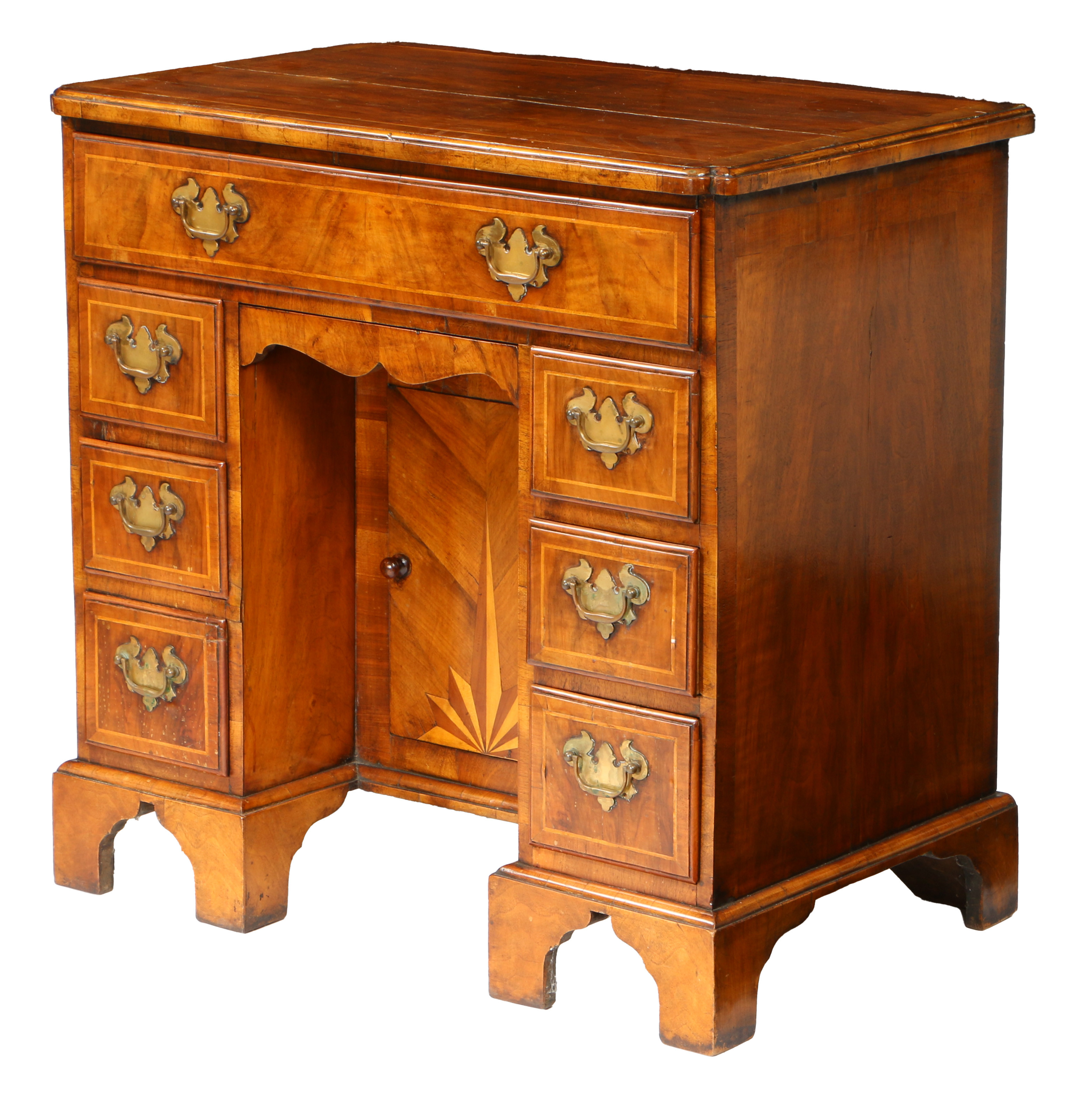 A QUEEN ANNE WALNUT KNEEHOLE DESK. - Image 3 of 4