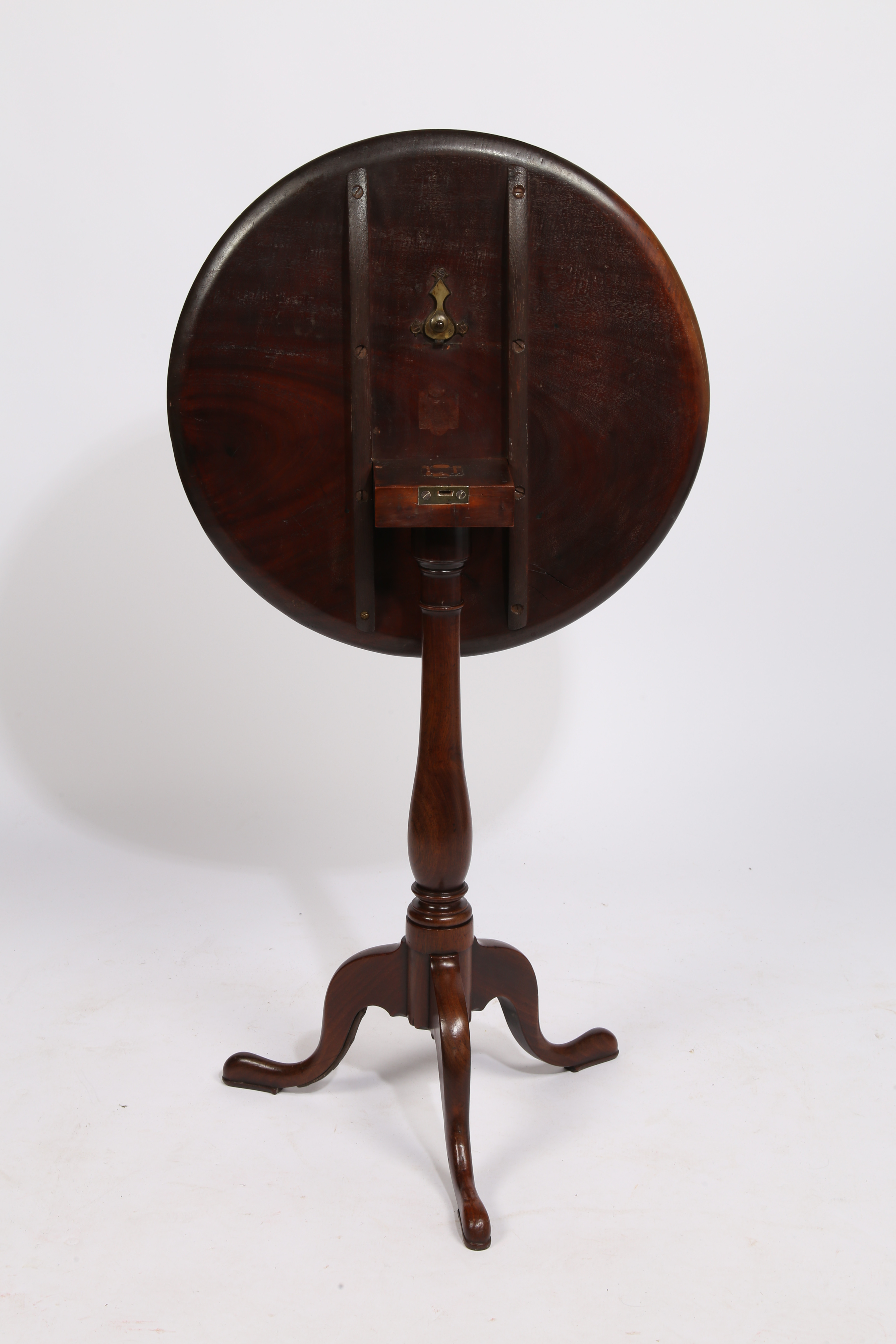 A GEORGE III MAHOGANY DISH TOP OCCASIONAL TABLE. - Image 5 of 5