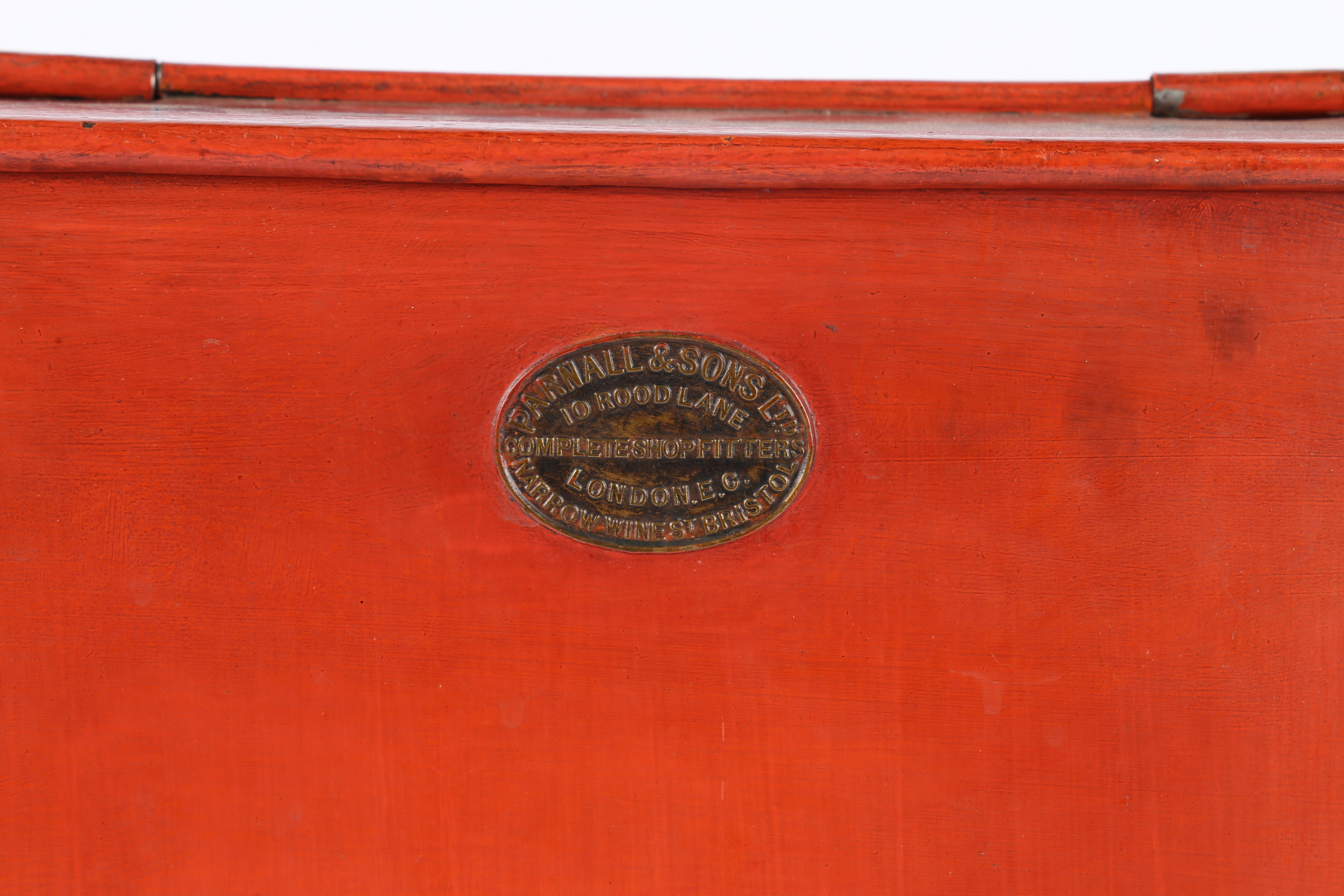 A LARGE 19TH CENTURY SHOP KEEPERS RED TOLEWARE TEA TIN. - Image 6 of 8