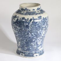A LARGE CHINESE VASE, 20TH CENTURY.