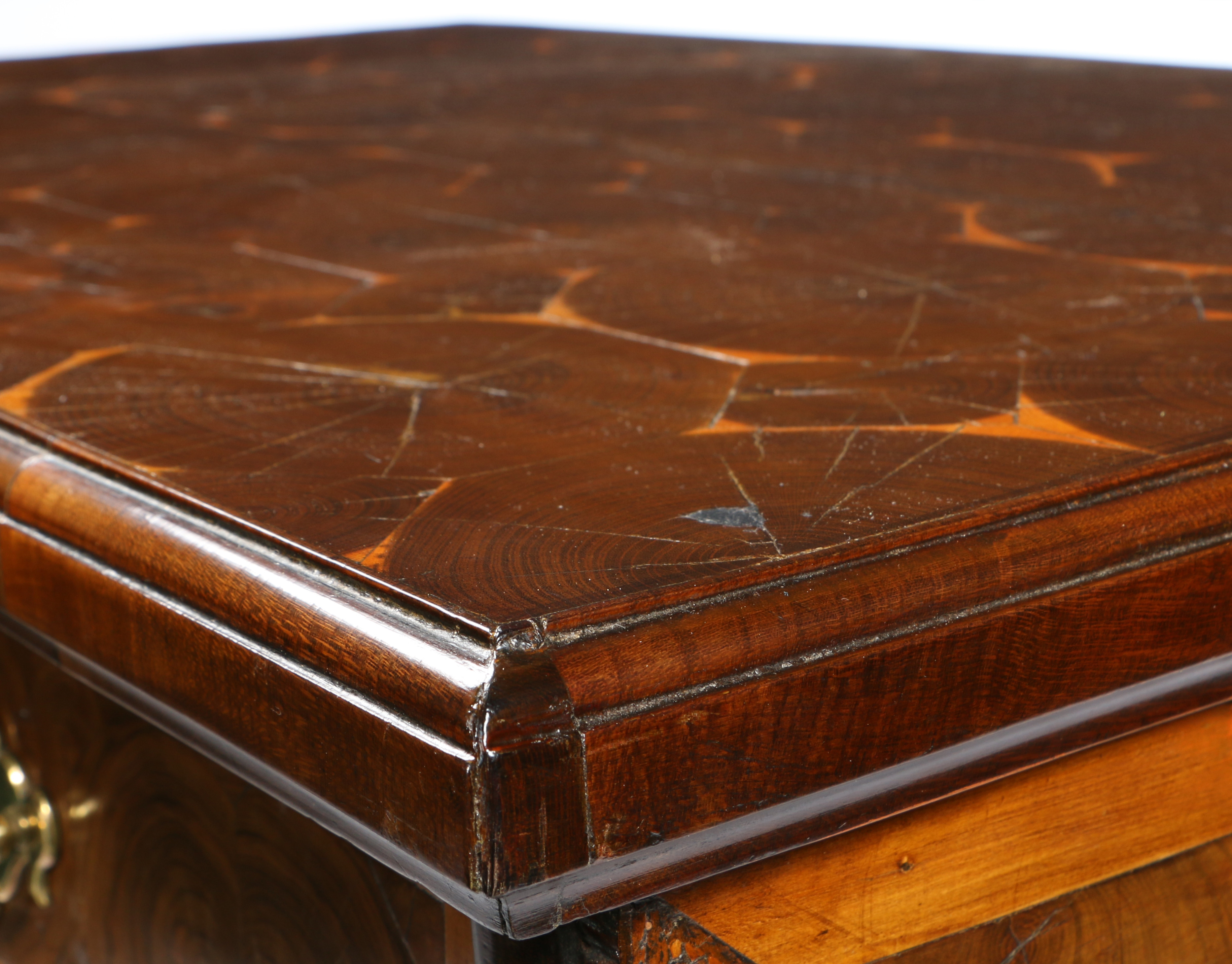 A WILLIAM AND MARY LABURNUM OYSTER VENEERED CHEST OF DRAWERS. - Image 4 of 8
