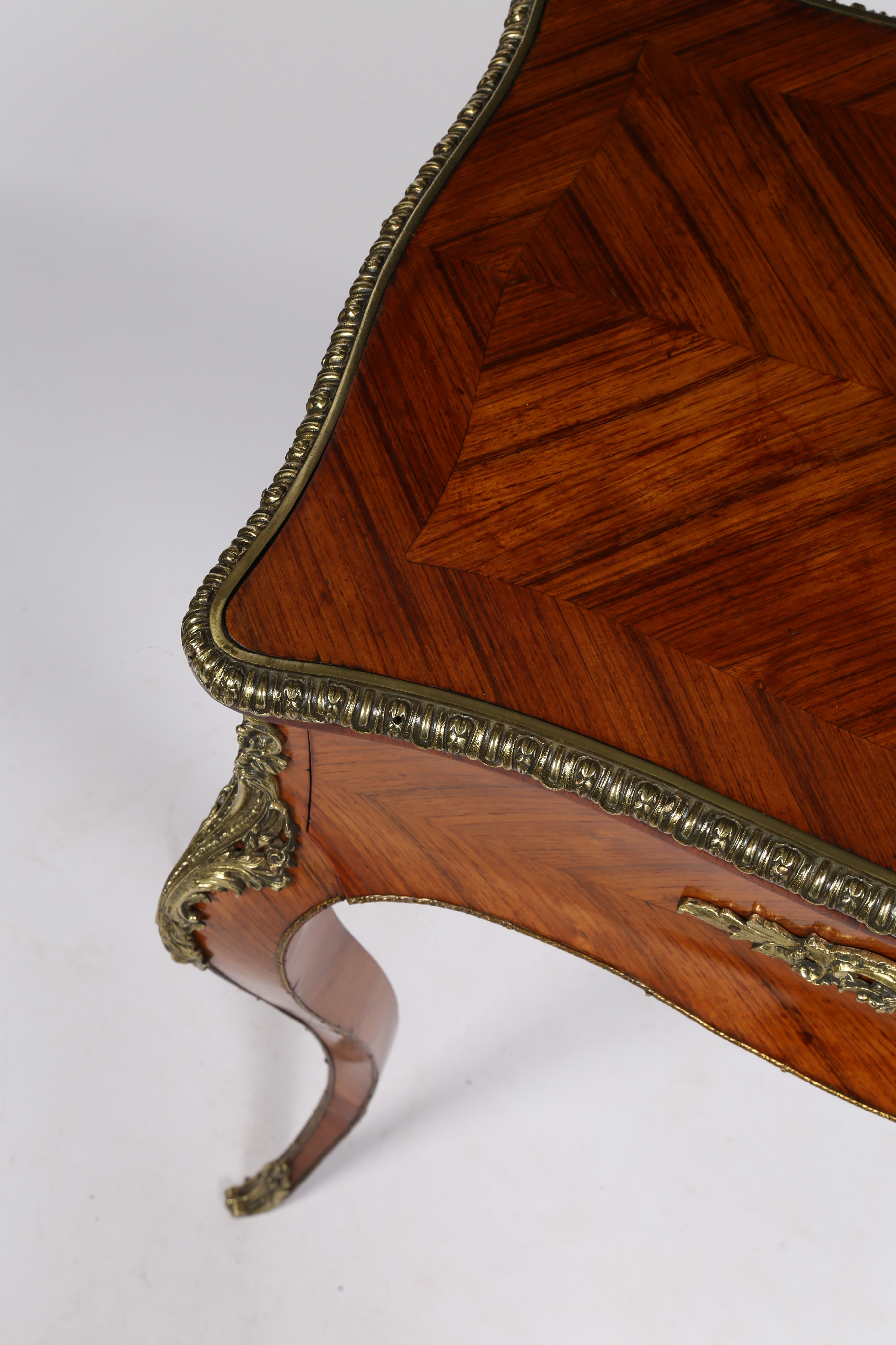 A 19TH CENTURY FRENCH KINGWOOD AND ORMOLU TABLE. - Image 4 of 13