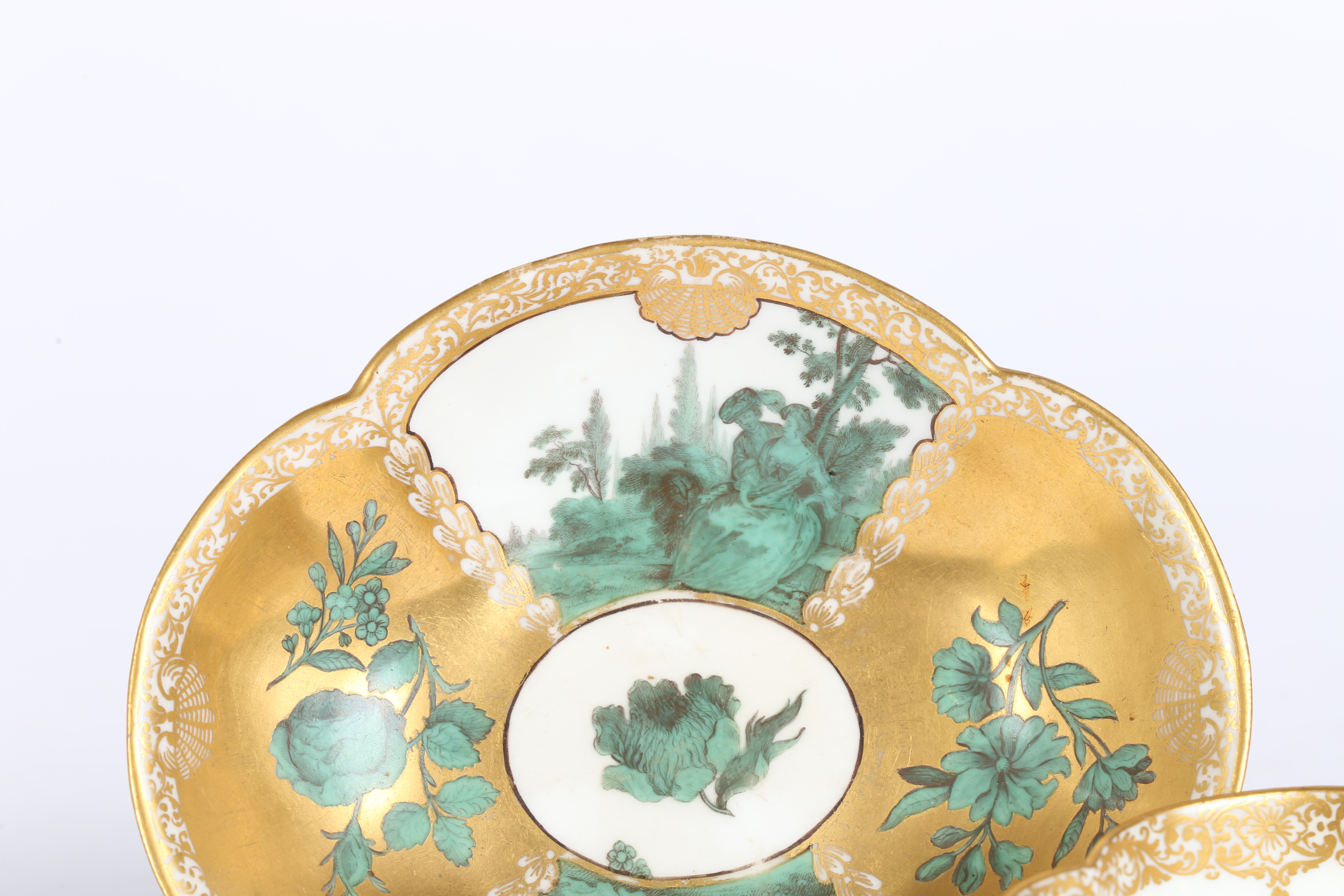 A PAIR OF MEISSEN GOLD-GROUND CUPS AND SAUCERS, CIRCA 1747. - Image 8 of 9