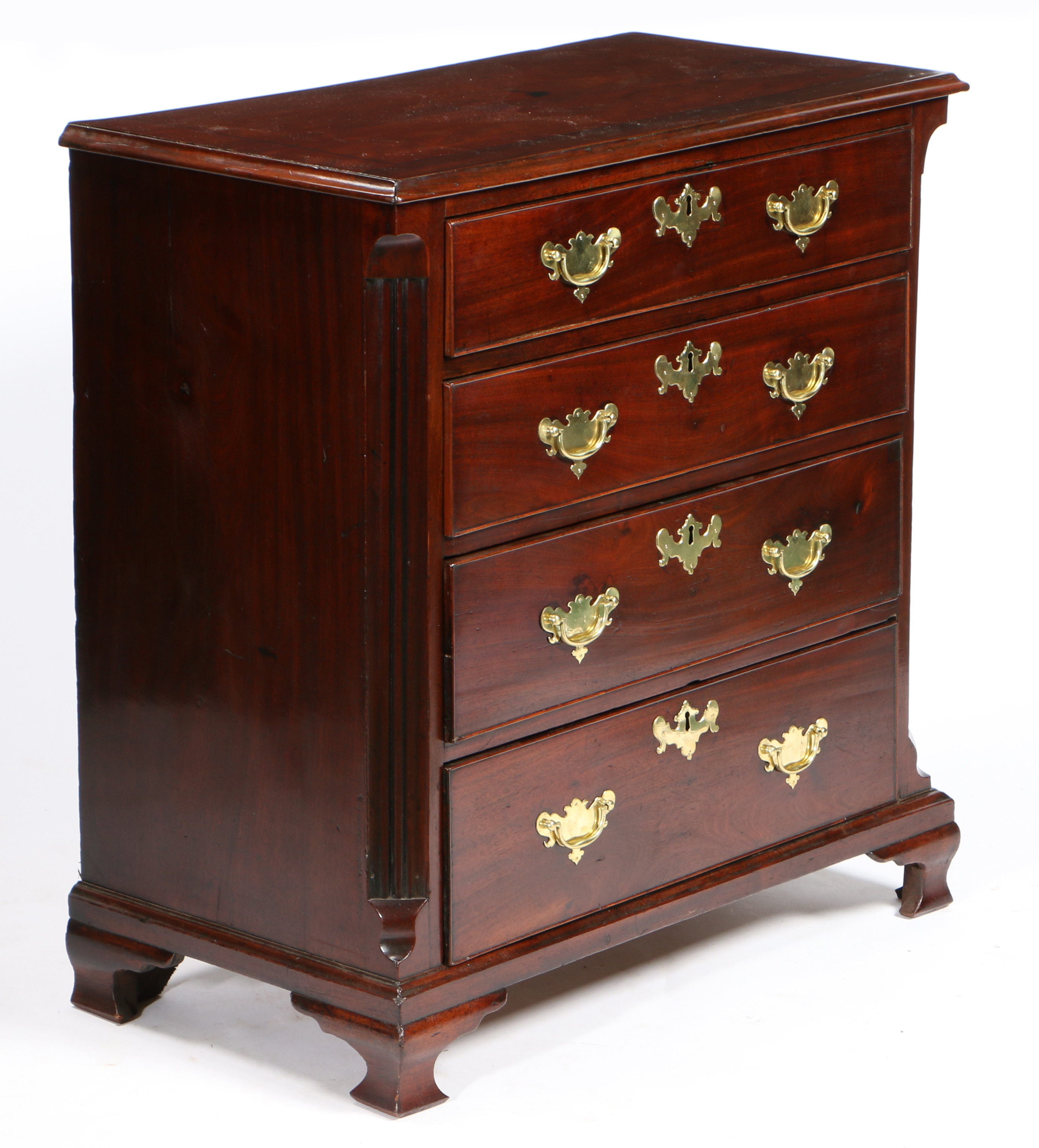 A GEORGE III MAHOGANY CHEST OF DRAWERS OF SMALL PROPORTIONS. - Image 2 of 3