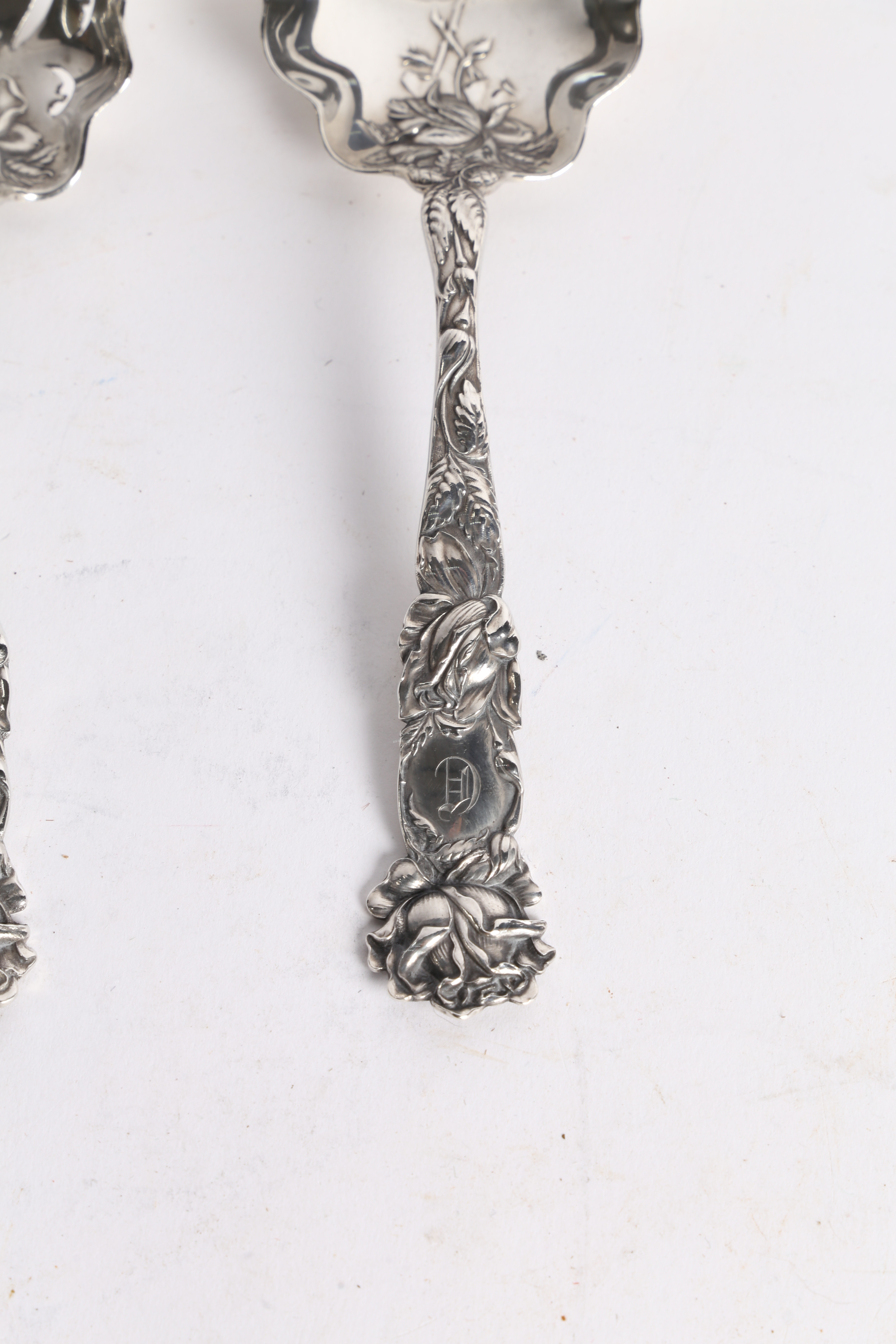 A PAIR OF ORNATE AMERICAN 'STERLING SILVER' ALVIN CORPORATION SALAD SERVERS. - Image 5 of 10