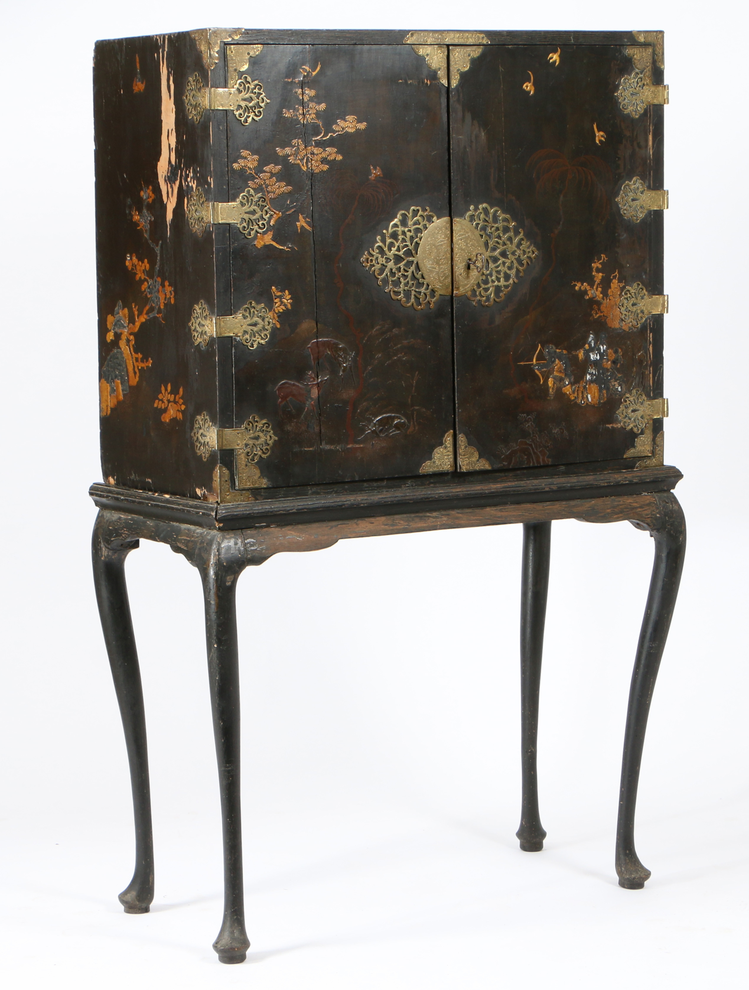 AN EARLY 18TH CENTURY JAPANESE EXPORT BLACK LACQUERED CABINET-ON-STAND, CIRCA 1720. - Image 4 of 4