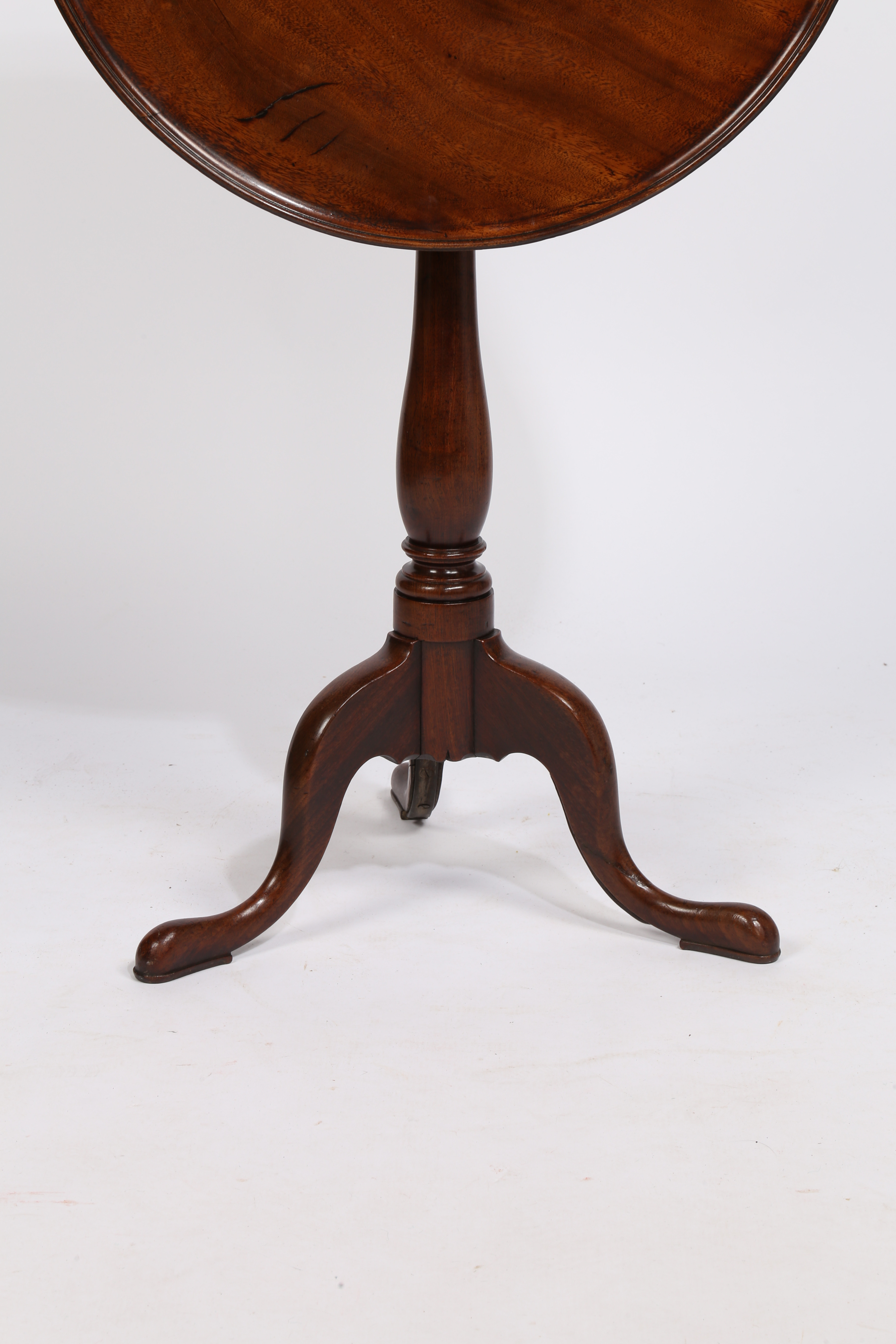 A GEORGE III MAHOGANY DISH TOP OCCASIONAL TABLE. - Image 3 of 5