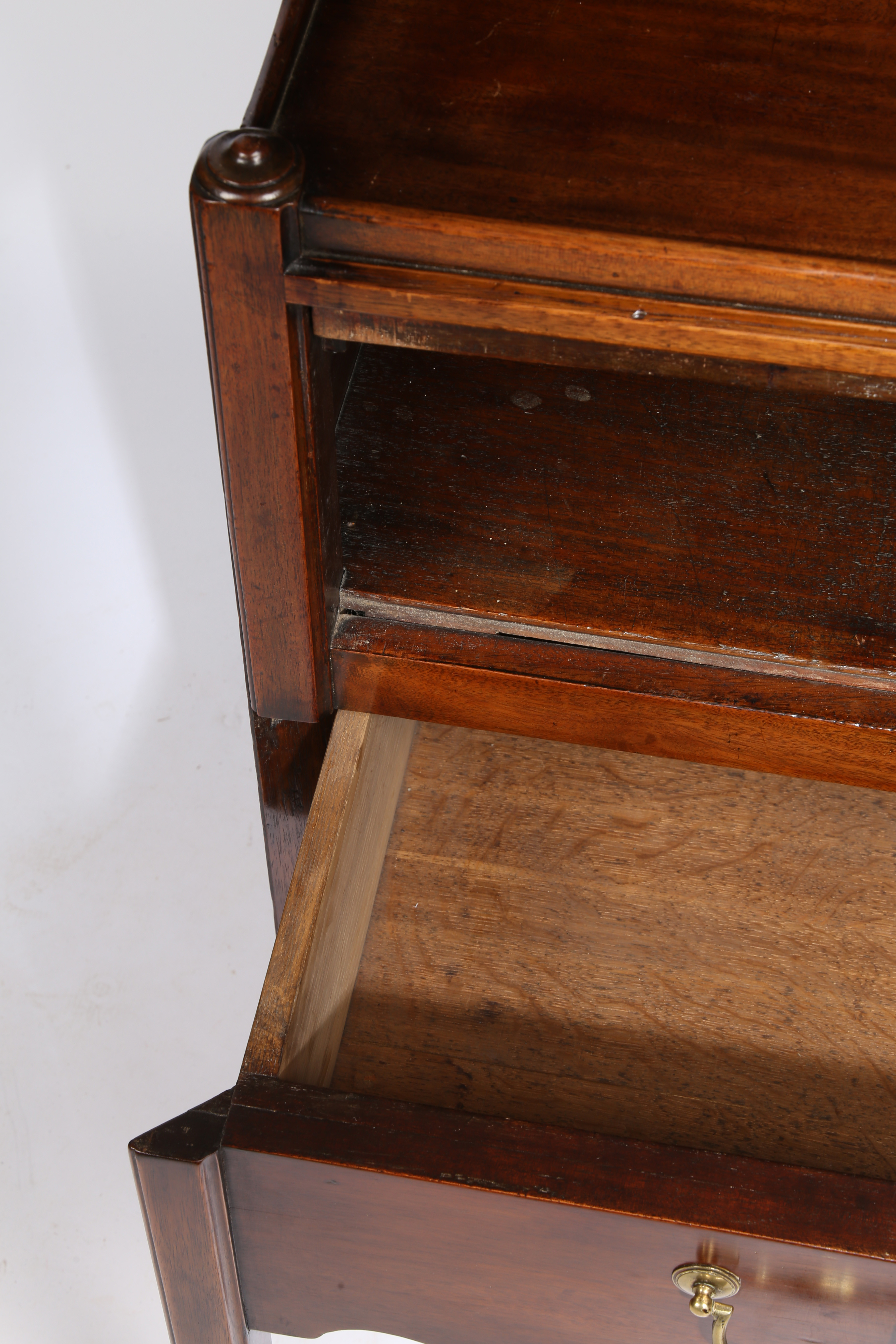 A GEORGE III MAHOGANY TRAY TOP BEDSIDE COMMODE. - Image 5 of 7