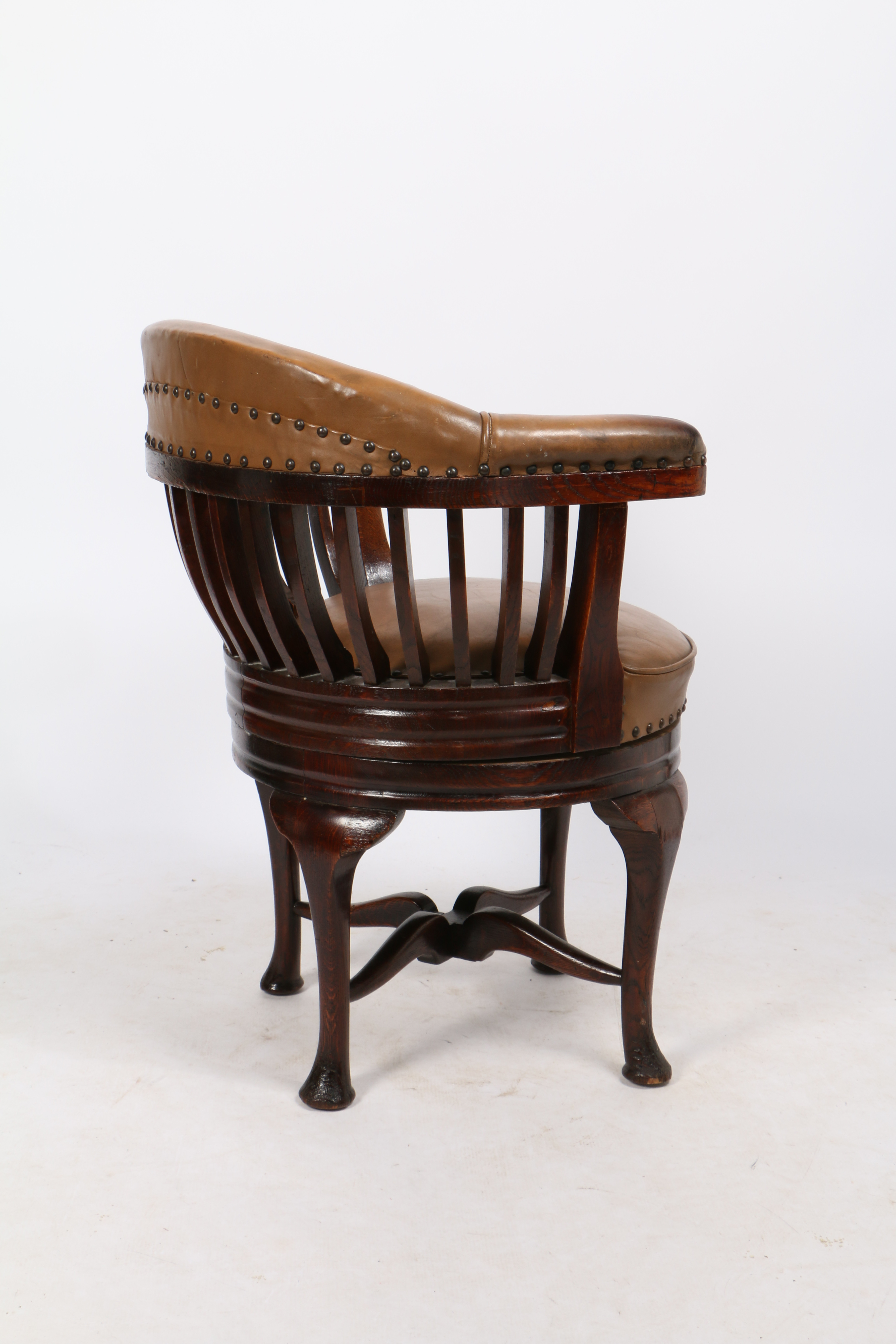 AN EARLY 20TH CENTURY OAK AND LEATHER CAPTAIN'S SWIVEL DESK CHAIR. - Image 7 of 7