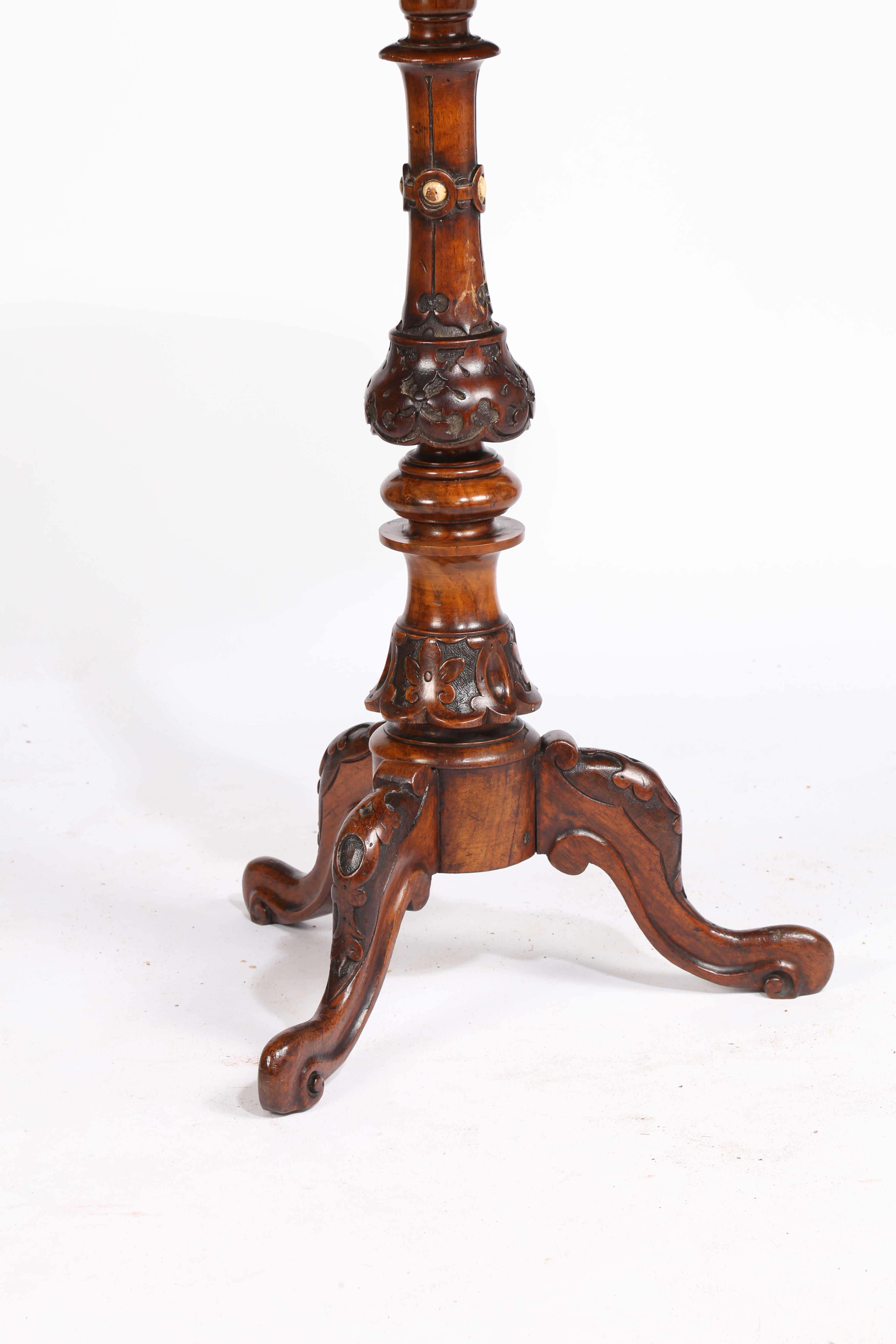 A VICTORIAN WALNUT OCCASIONAL TABLE. - Image 3 of 5