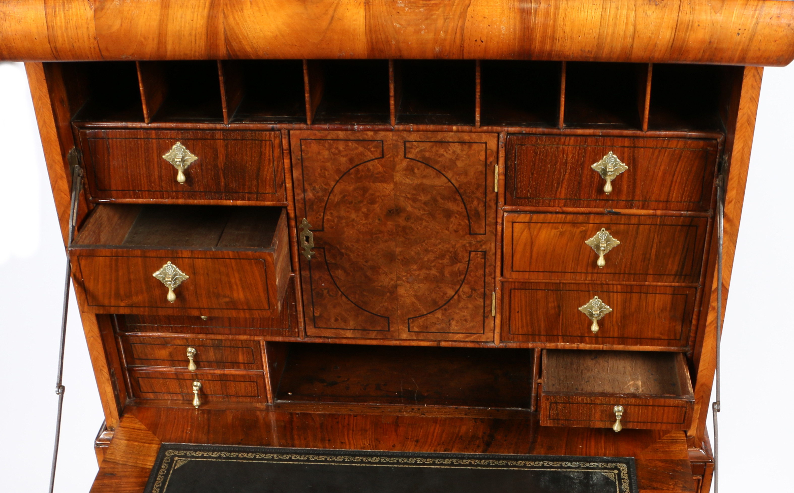 A QUEEN ANNE WALNUT ESCRITOIRE. - Image 4 of 7