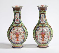 A PAIR OF CHINESE PORCELAIN FAMILLE ROSE CLOBBERED VASES, QIANLONG PERIOD.