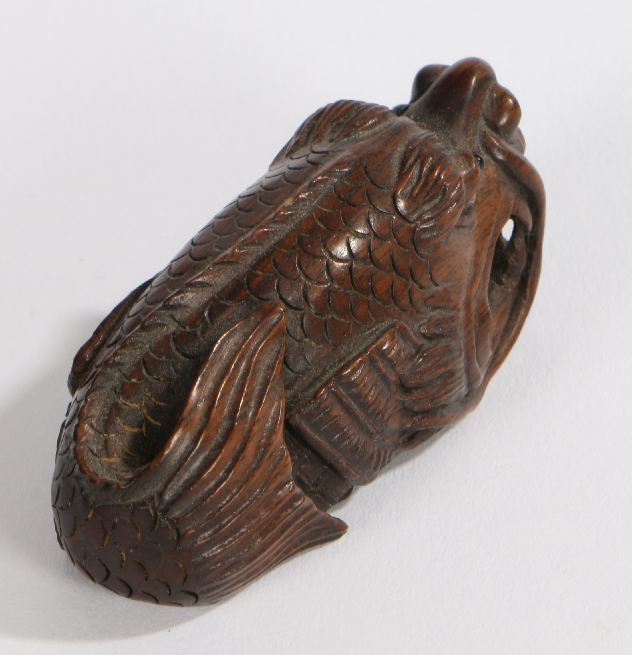 A JAPANESE CARVED WOOD CARP NETSUKE. - Image 3 of 4