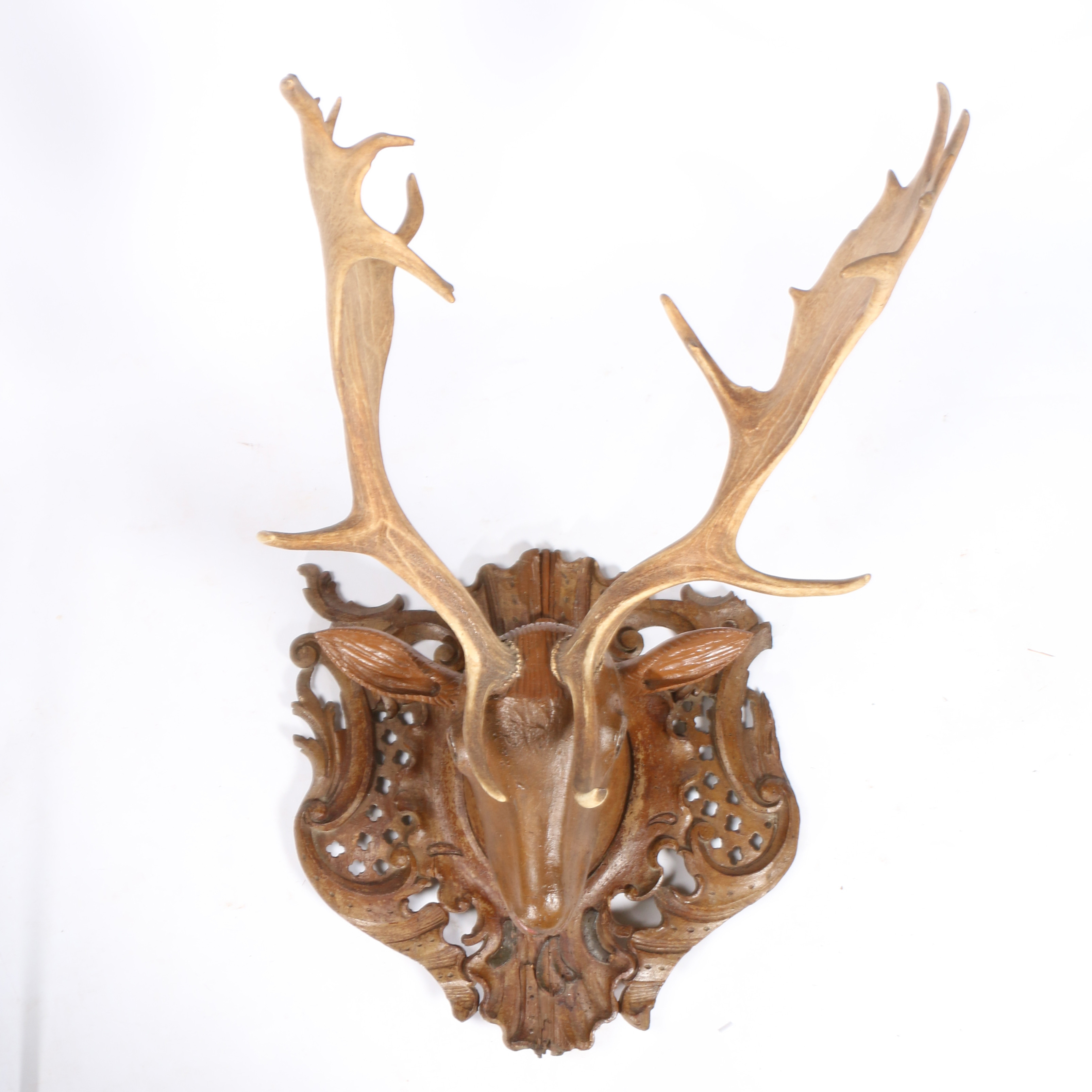 A LATE 19TH/EARLY 20TH CENTURY CARVED STAG HEAD WITH ANTLERS.