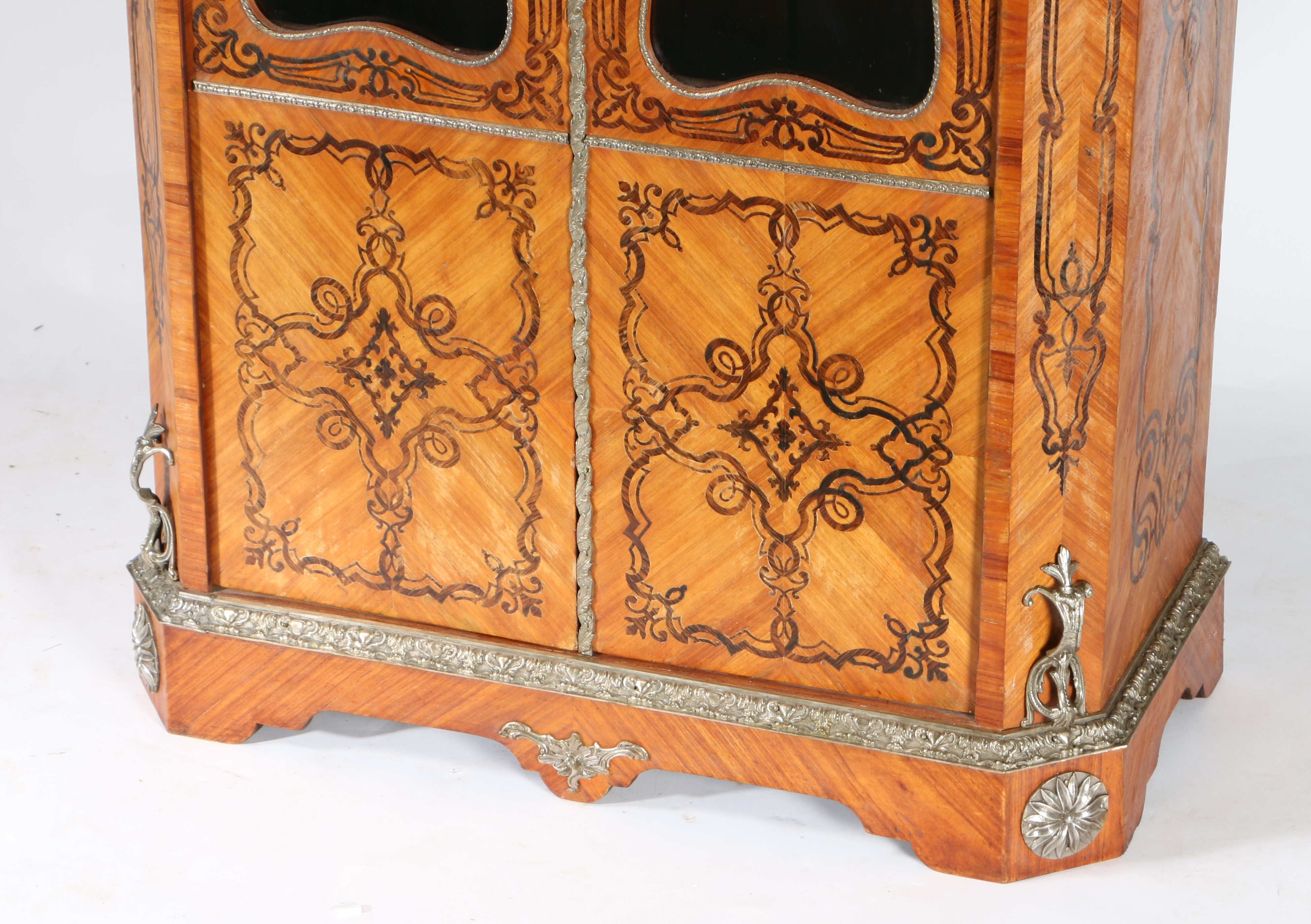 A 19TH CENTURY FRENCH KINGWOOD AND METAL MOUNTED DISPLAY CABINET. - Image 5 of 7