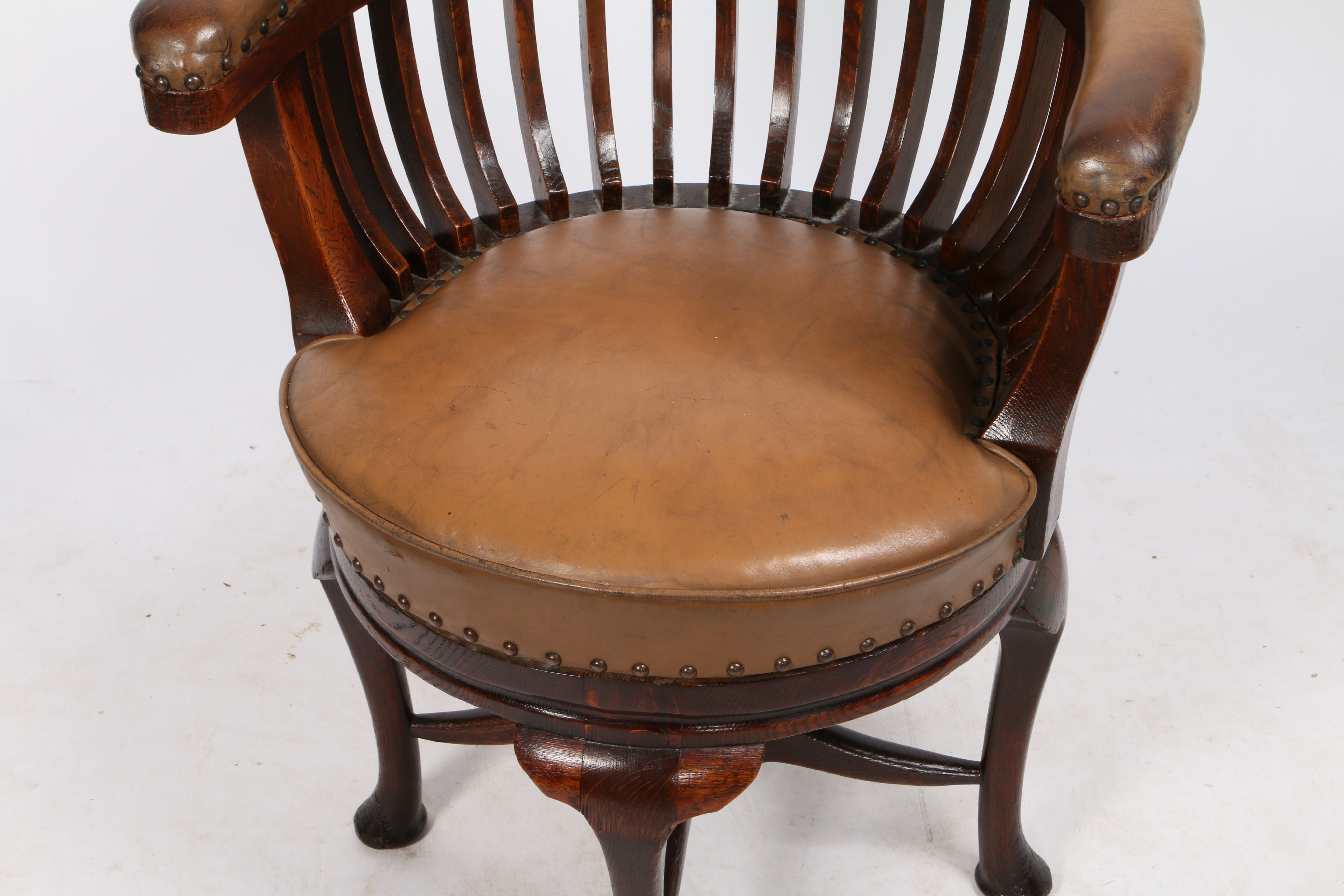 AN EARLY 20TH CENTURY OAK AND LEATHER CAPTAIN'S SWIVEL DESK CHAIR. - Image 3 of 7
