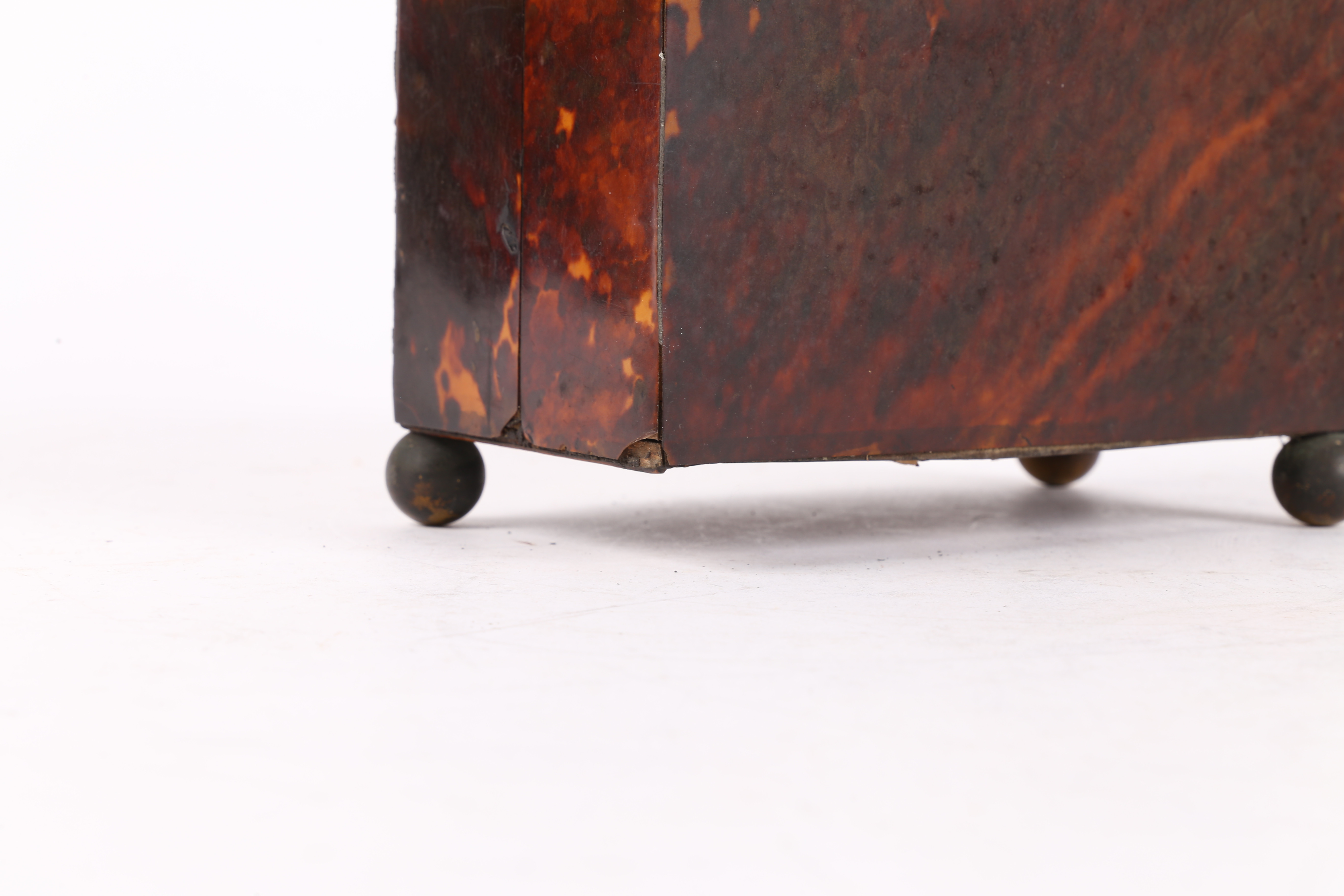 A 19TH CENTURY TORTOISESHELL AND BRASS TEA CADDY. - Image 6 of 10