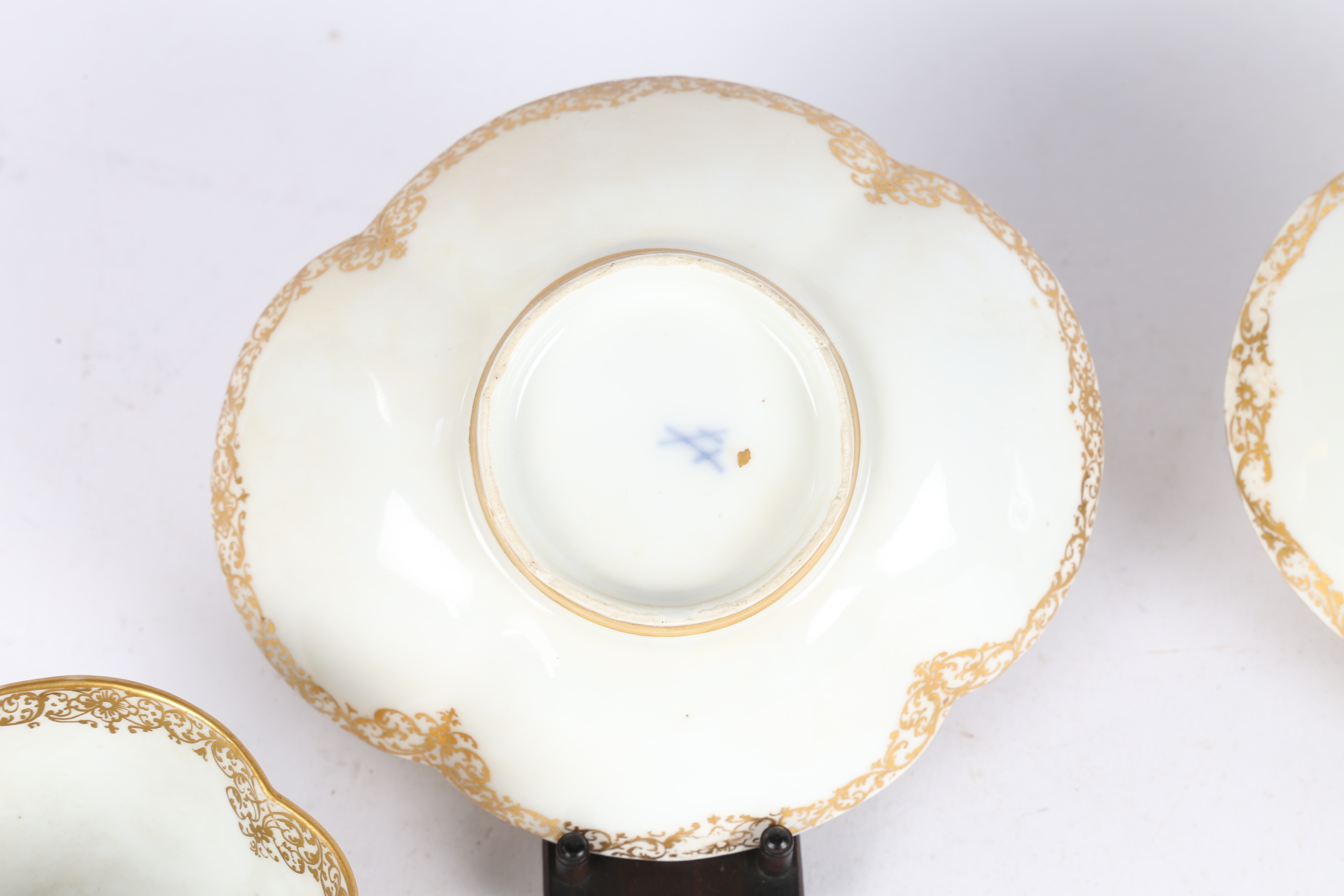 A PAIR OF MEISSEN GOLD-GROUND CUPS AND SAUCERS, CIRCA 1747. - Image 6 of 9