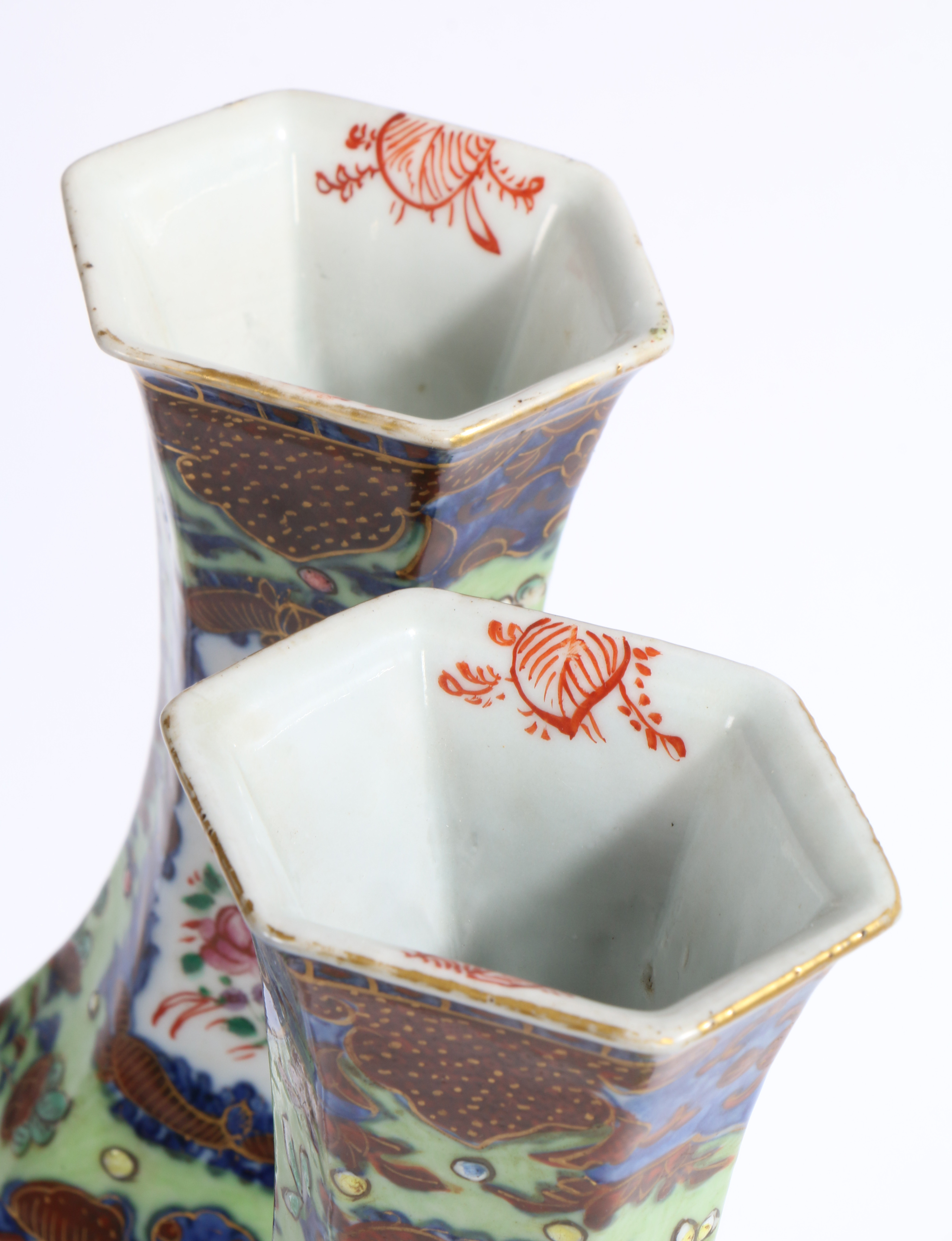 A PAIR OF CHINESE PORCELAIN FAMILLE ROSE CLOBBERED VASES, QIANLONG PERIOD. - Image 3 of 4