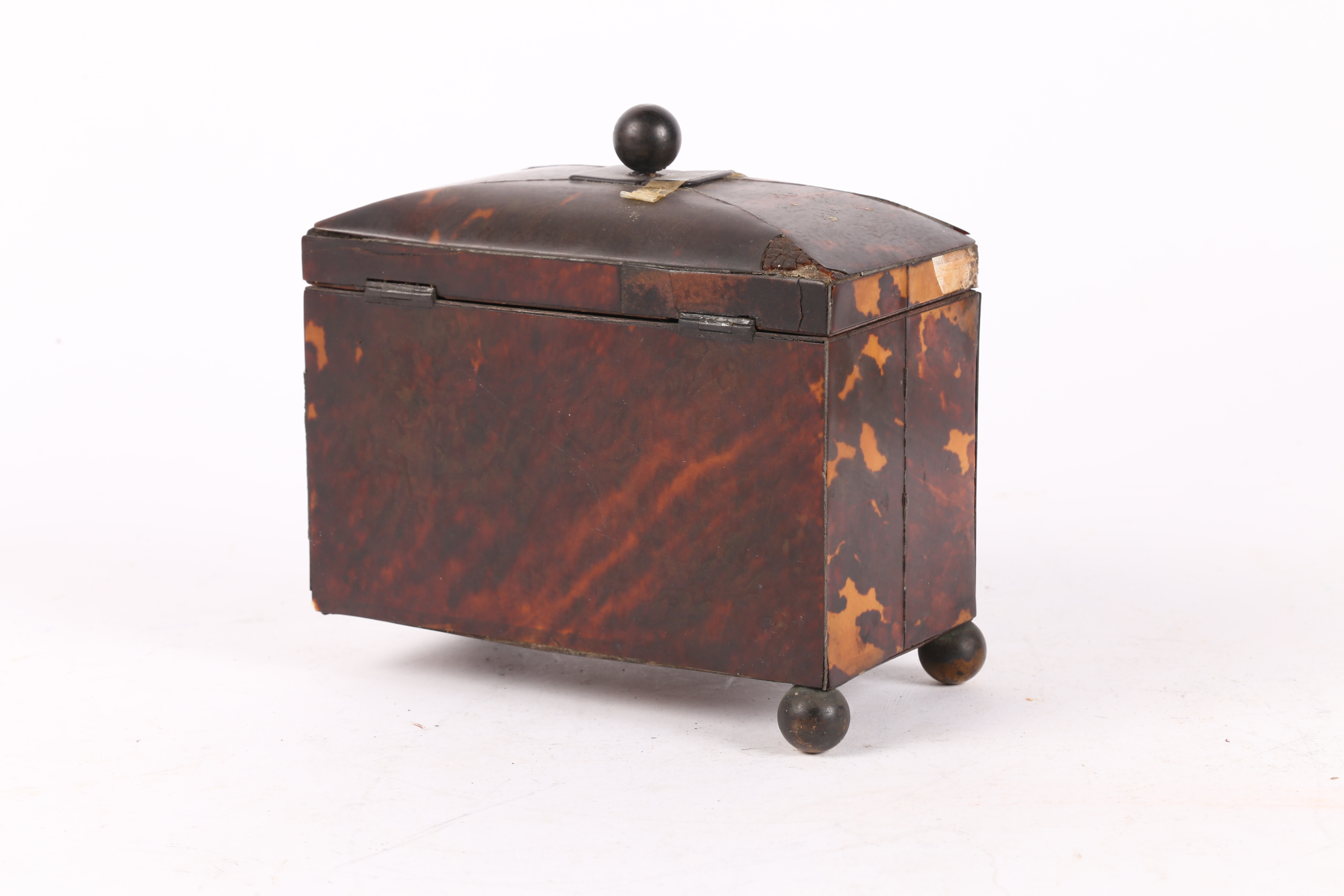A 19TH CENTURY TORTOISESHELL AND BRASS TEA CADDY. - Image 7 of 10