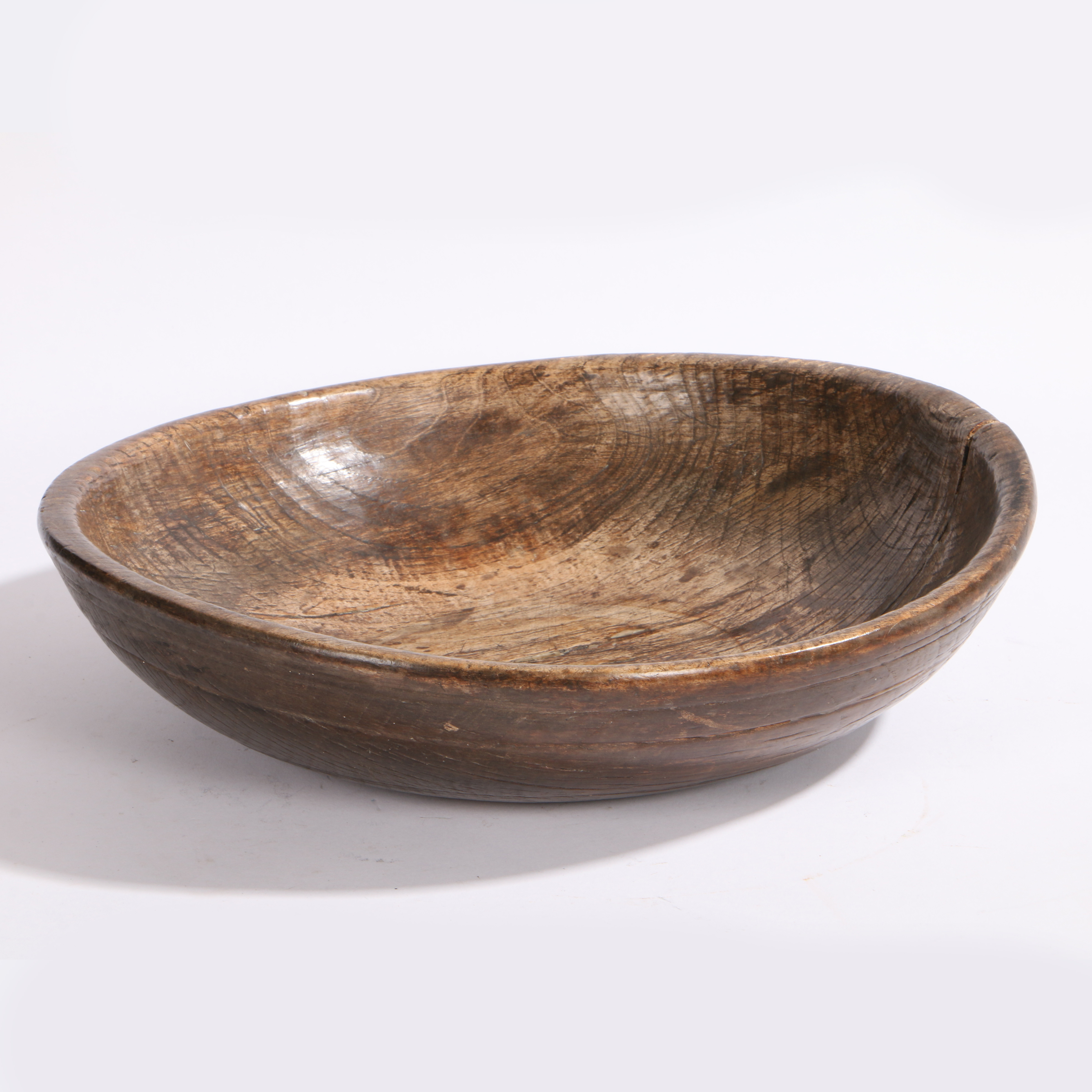 AN 18TH CENTURY ELM DAIRY BOWL.