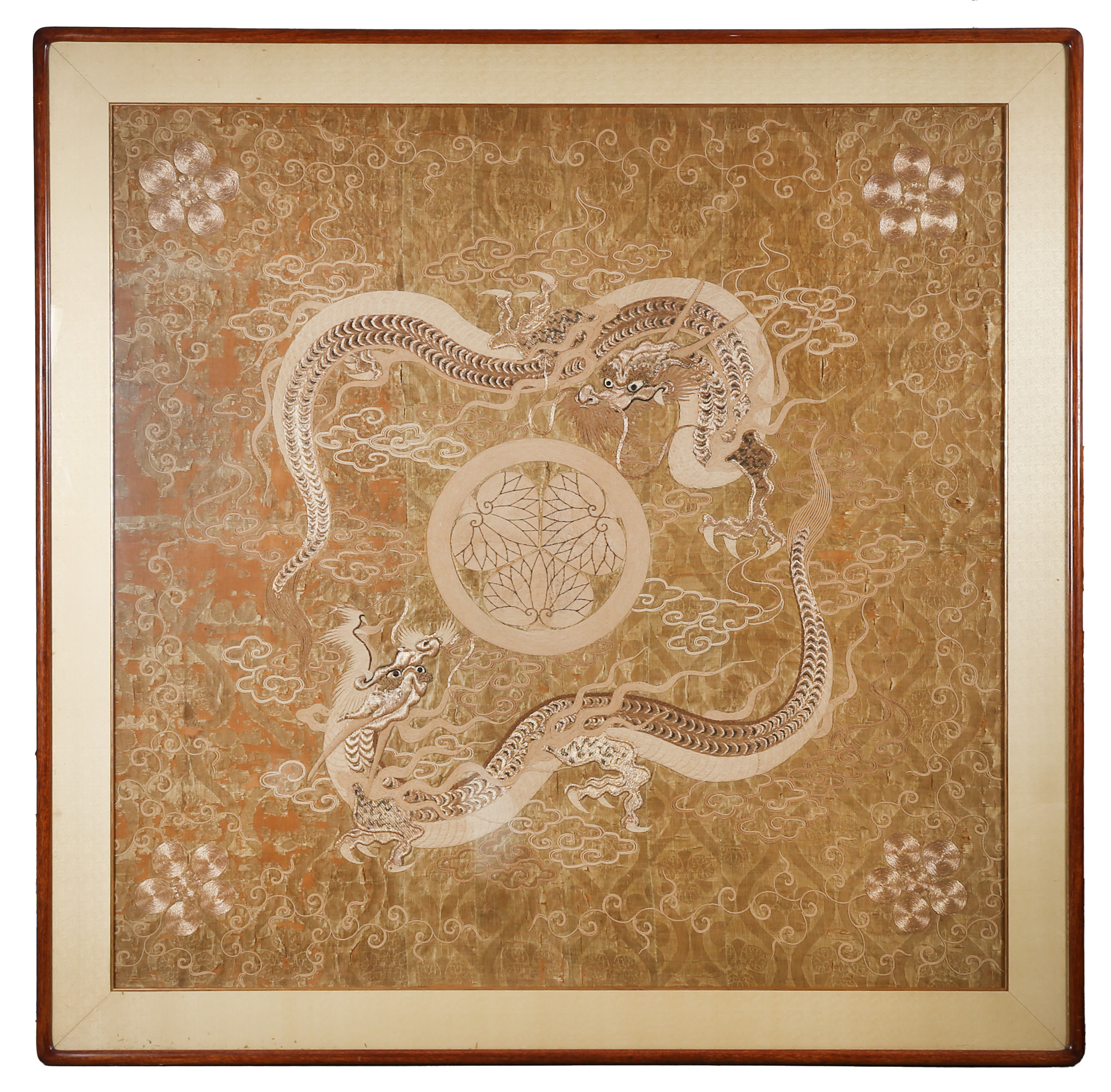 A LARGE JAPANESE EDO PERIOD SILK EMBROIDERED WALL HANGING.
