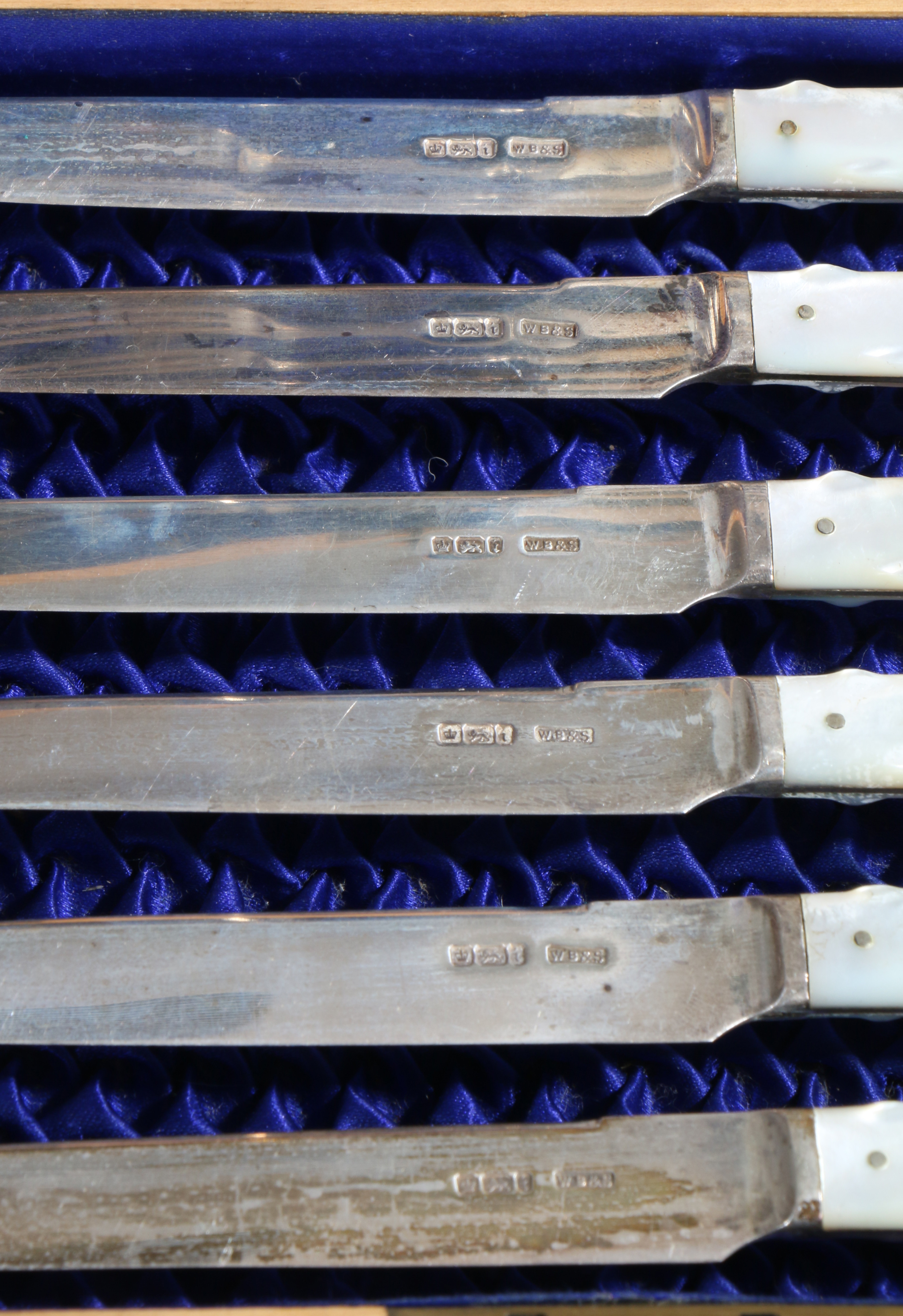 AN EDWARDIAN CASED SET OF SILVER AND MOTHER OF PEARL KNIVES AND FORKS. - Image 3 of 3