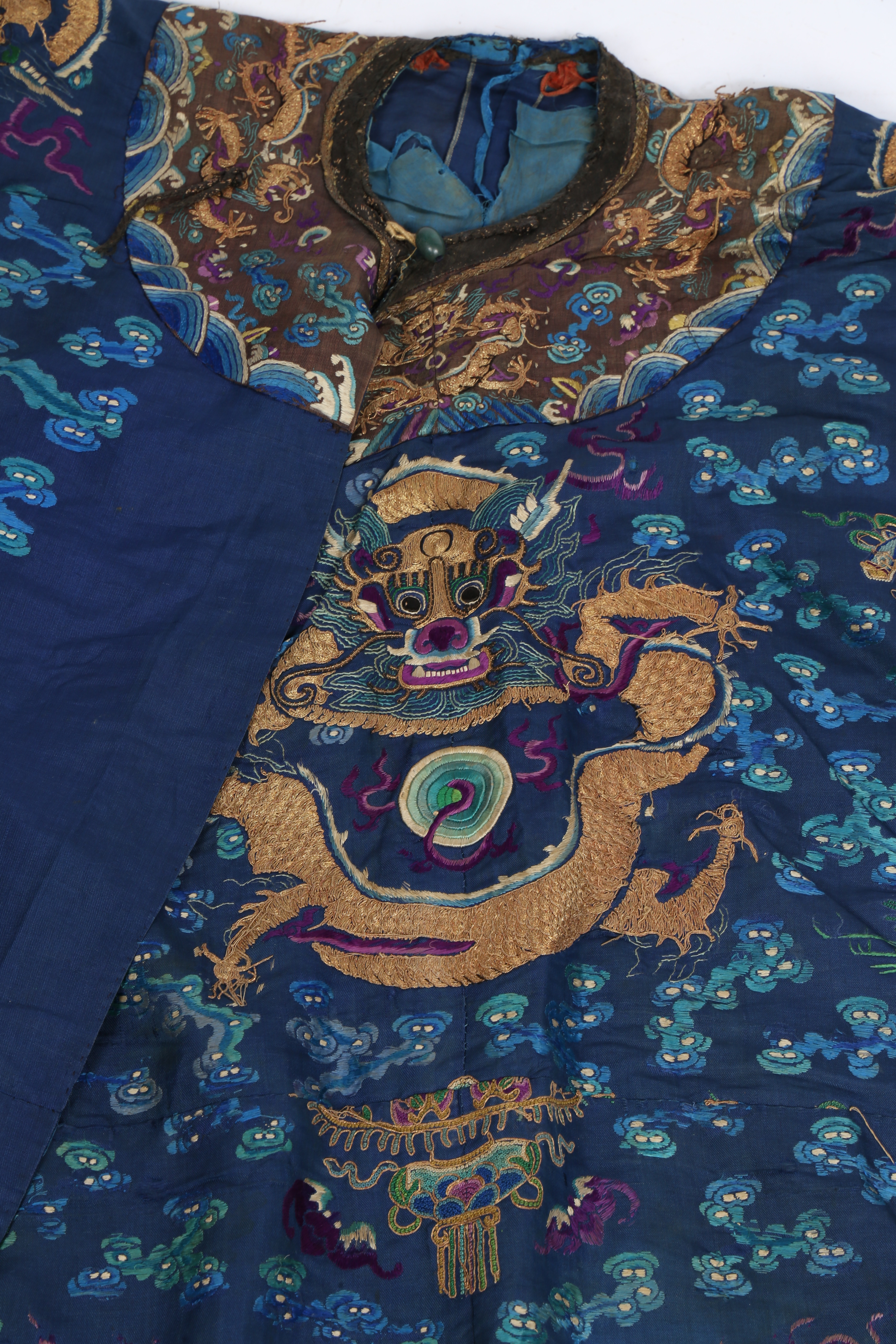 A CHINESE EMBROIDERED 'JI FU' COURT ROBE, LATE QING DYNASTY. - Image 4 of 9