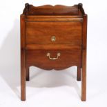 A GEORGE III MAHOGANY TRAY TOP BEDSIDE COMMODE.