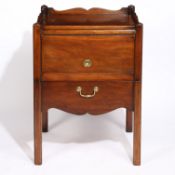 A GEORGE III MAHOGANY TRAY TOP BEDSIDE COMMODE.