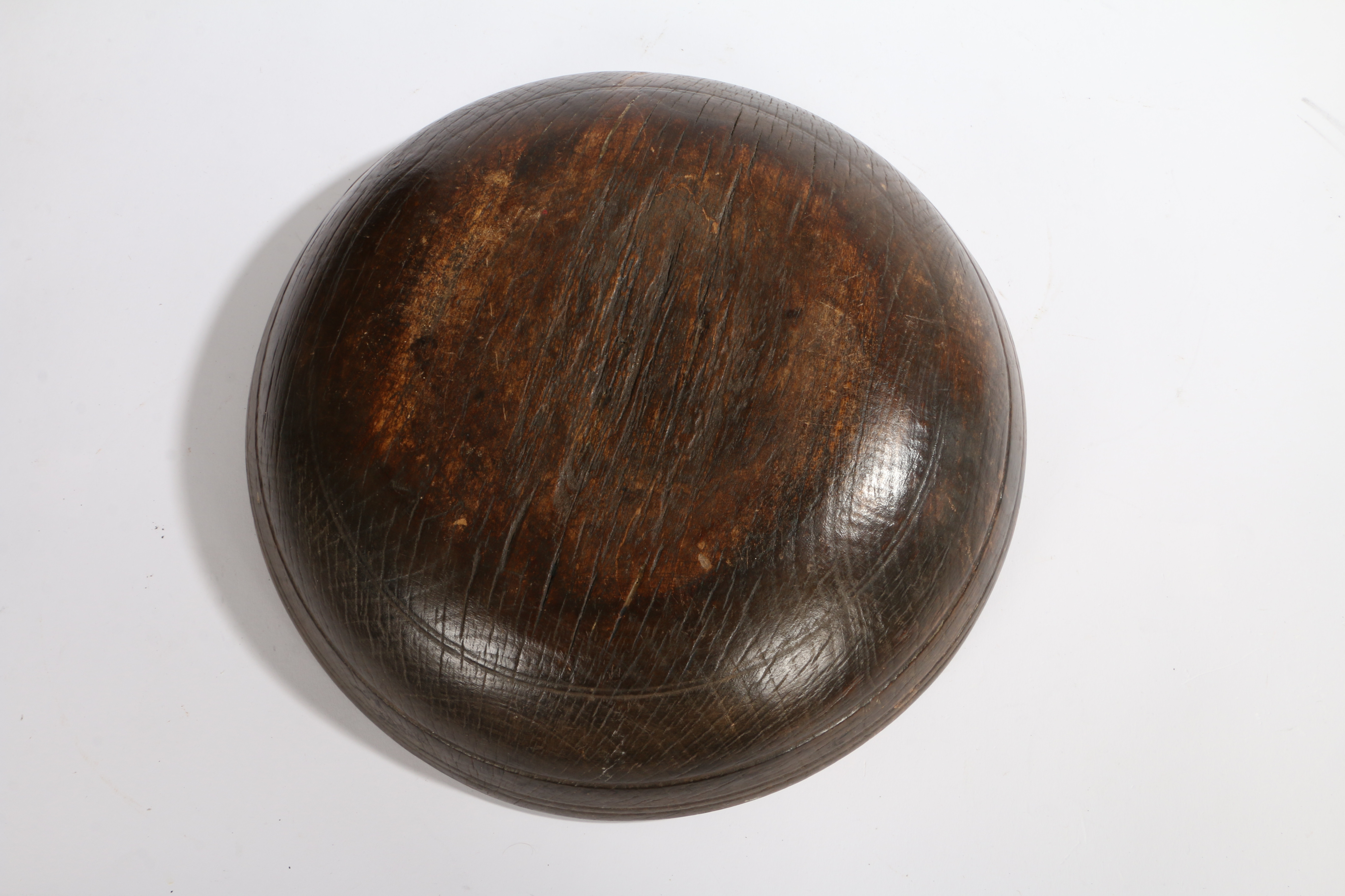 AN 18TH CENTURY ELM DAIRY BOWL. - Image 3 of 3