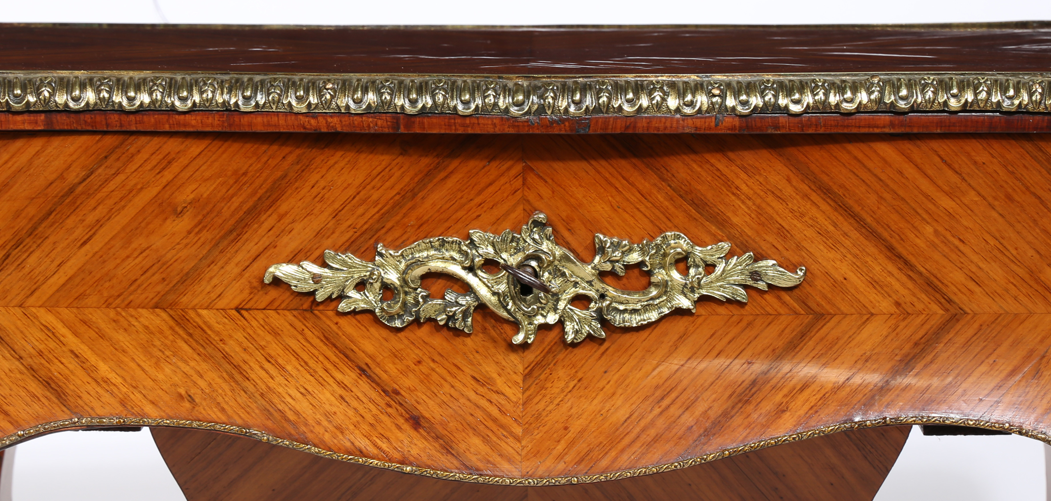 A 19TH CENTURY FRENCH KINGWOOD AND ORMOLU TABLE. - Image 3 of 13