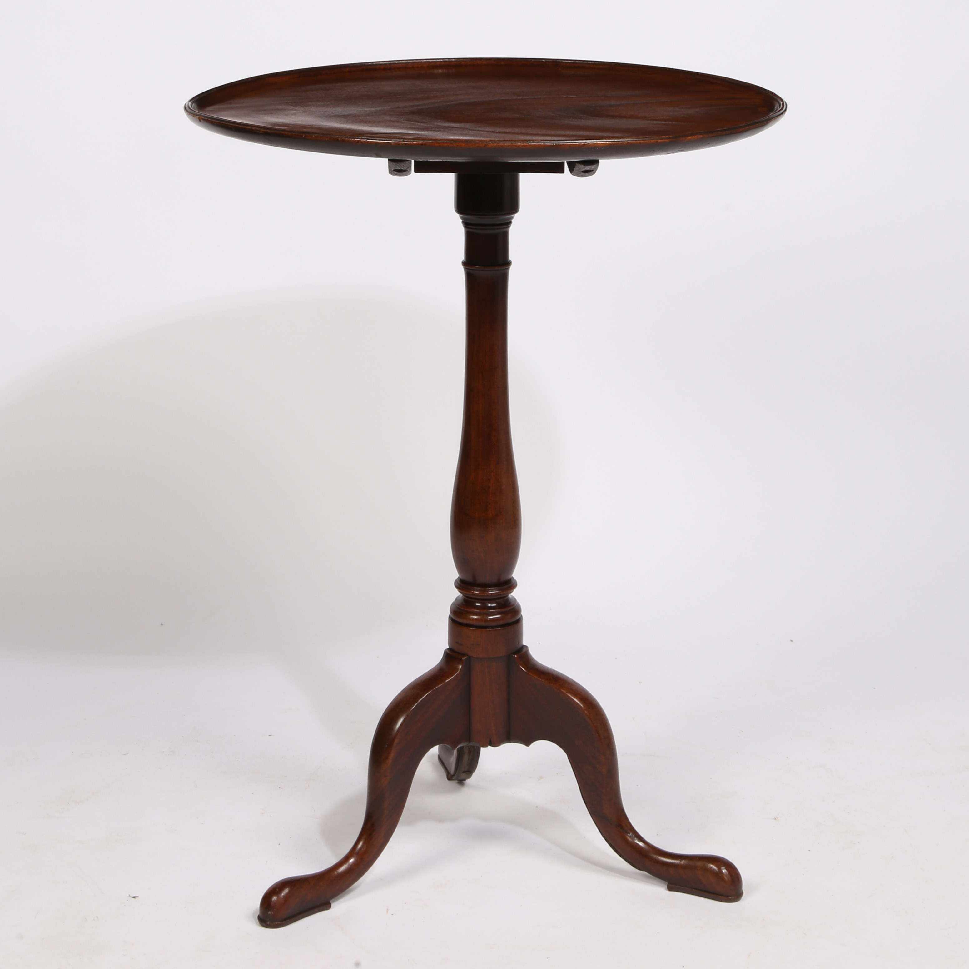 A GEORGE III MAHOGANY DISH TOP OCCASIONAL TABLE. - Image 4 of 5