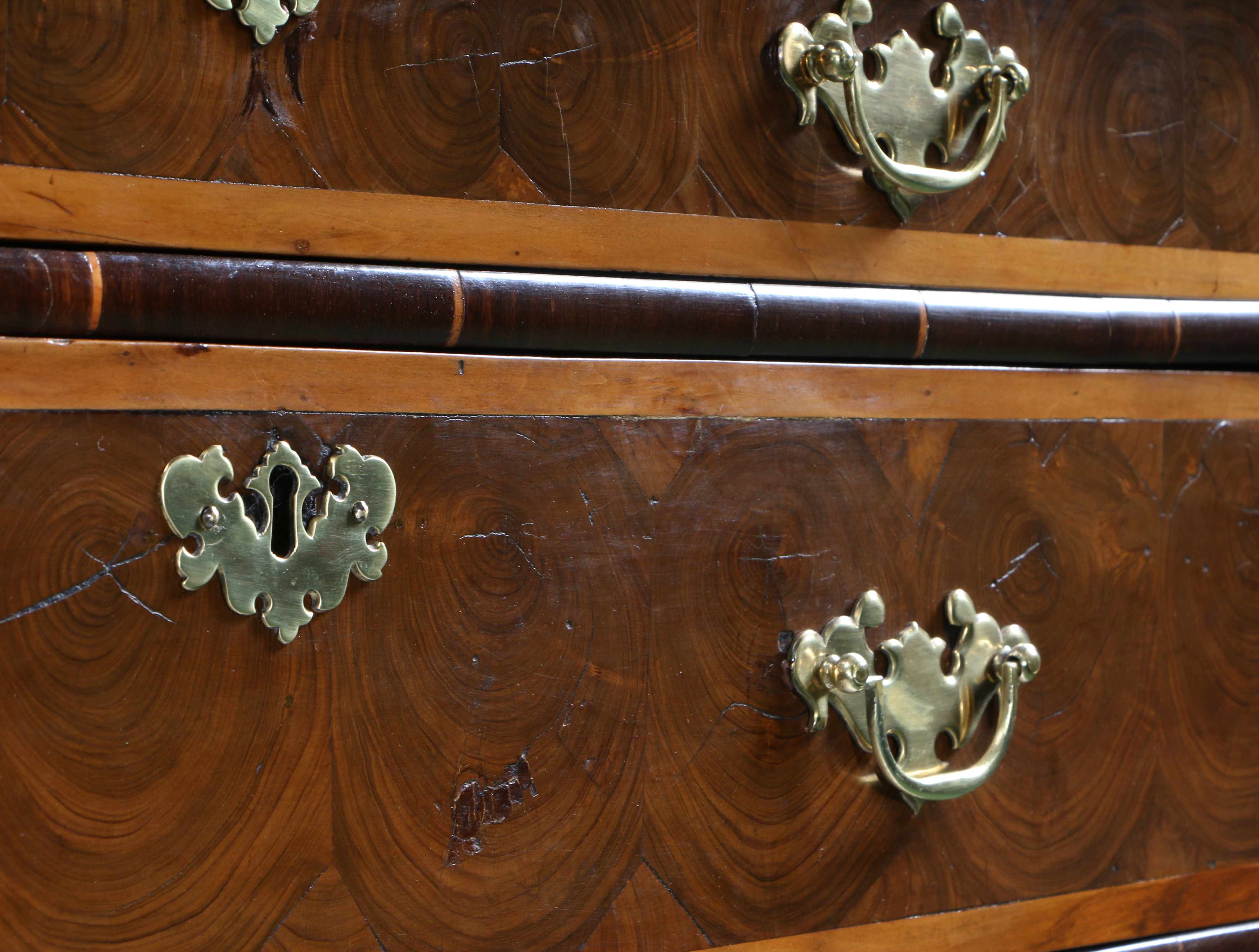 A WILLIAM AND MARY LABURNUM OYSTER VENEERED CHEST OF DRAWERS. - Image 7 of 8