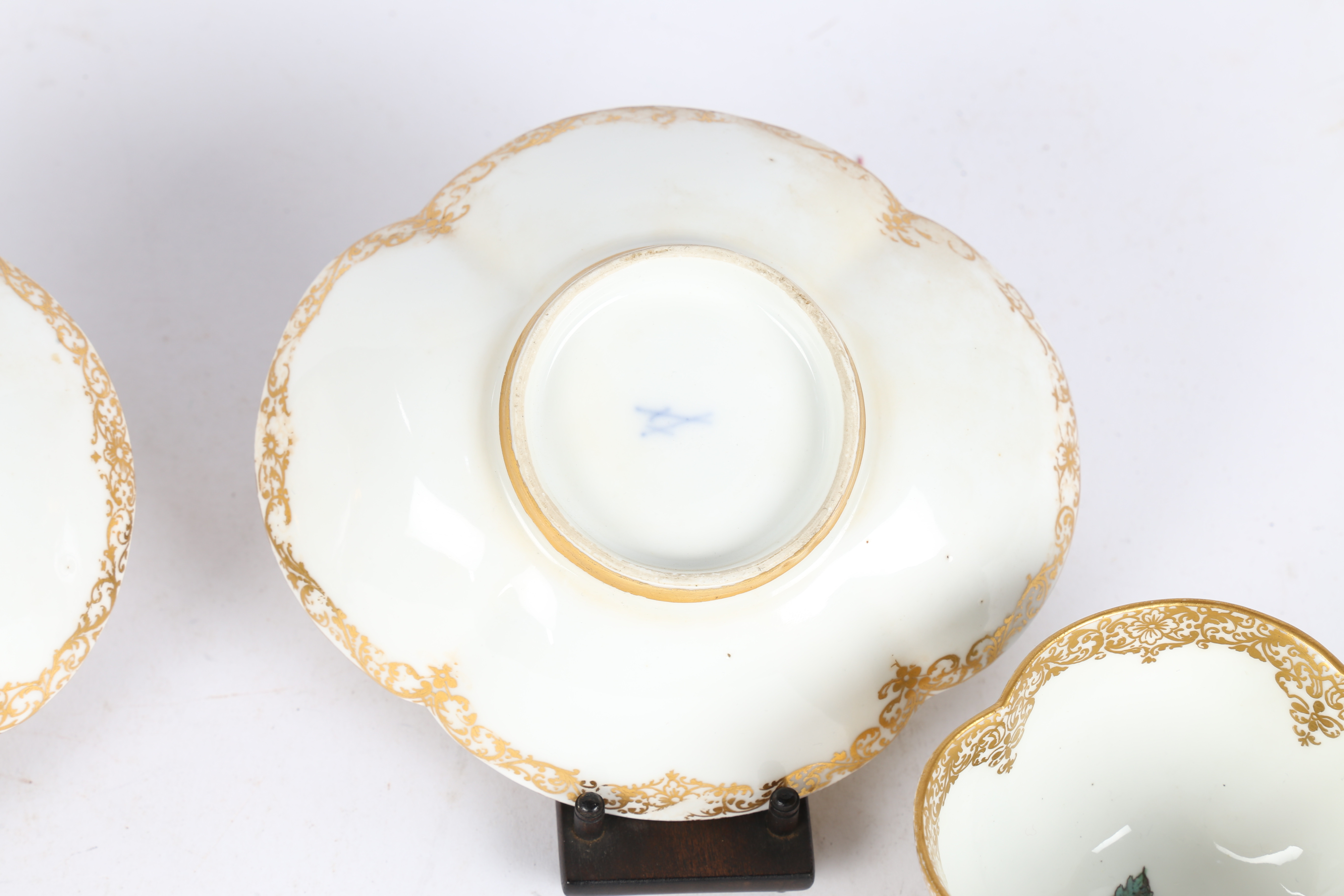 A PAIR OF MEISSEN GOLD-GROUND CUPS AND SAUCERS, CIRCA 1747. - Image 7 of 9