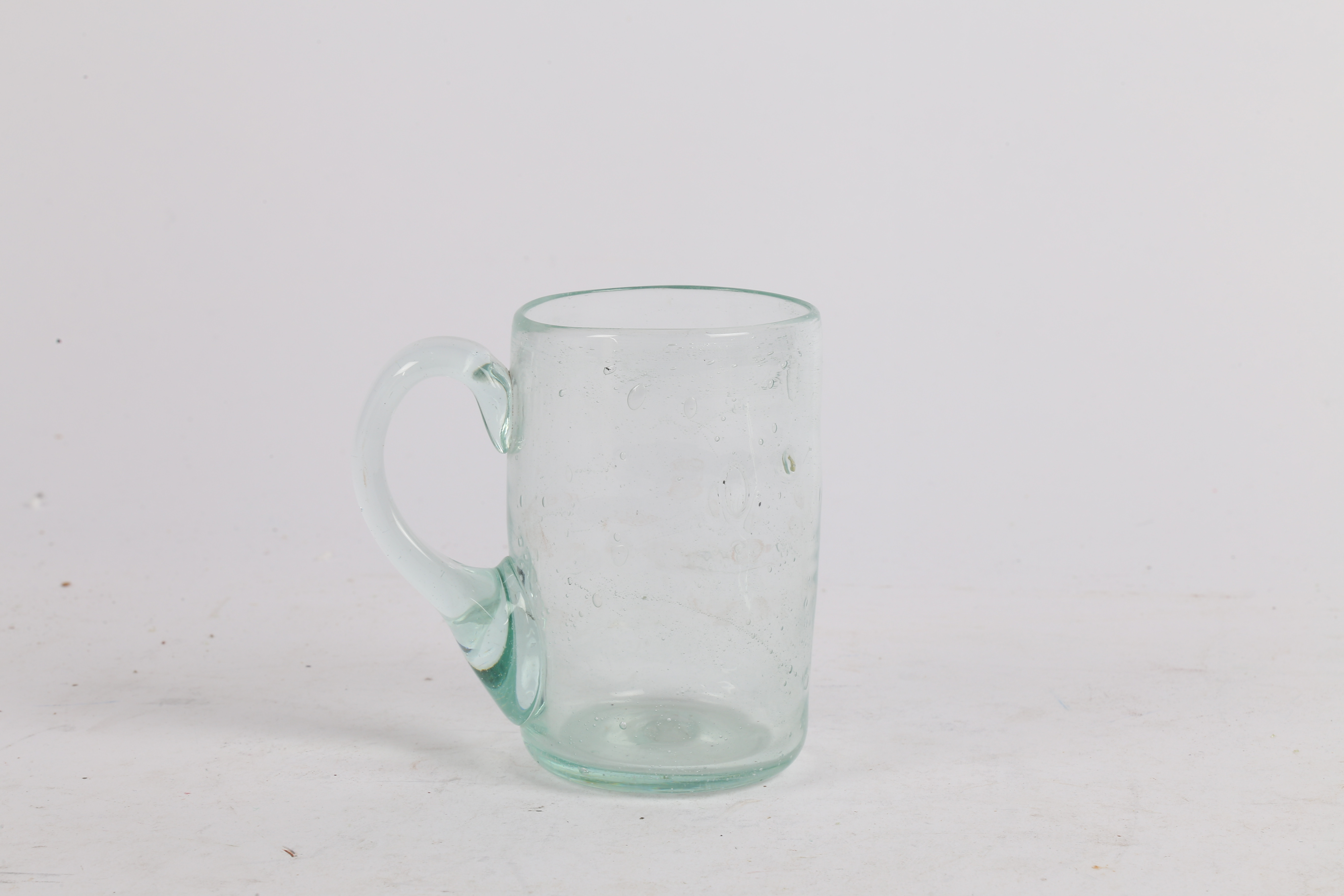 AN 18TH CENTURY GLASS MUG OR TANKARD. - Image 3 of 4